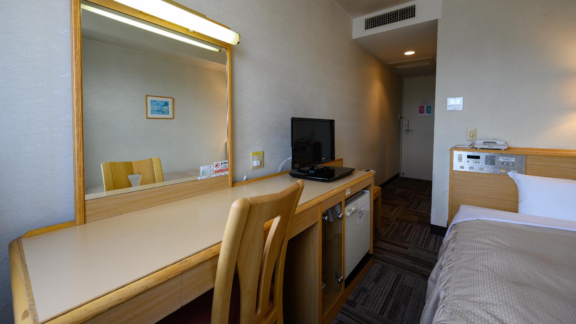 [Single Standard] The spacious desk is perfect for working in your room.