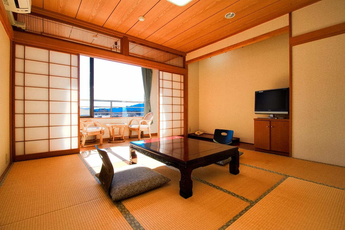 [Japanese-style room with 8 tatami mats] Spacious rooms with bath and toilet in all rooms