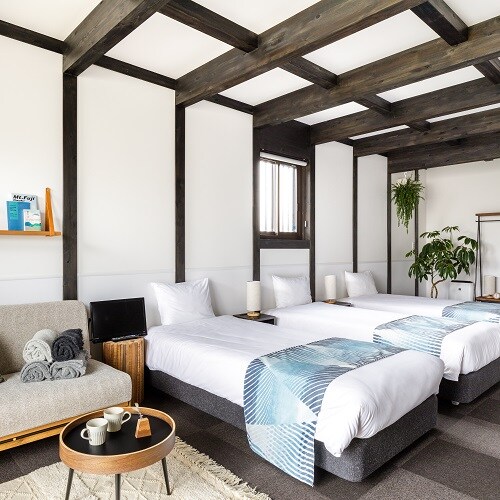 [Room for up to 4 people] Separate bath, toilet, washbasin, refrigerator, microwave, and sink