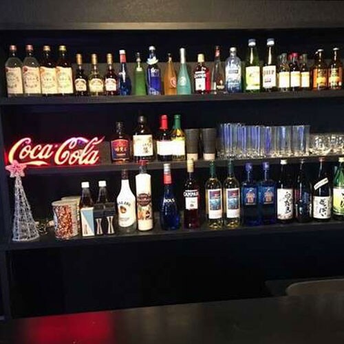 *AQUA BAR/How about having a drink while watching the tropical fish swimming in a large aquarium?