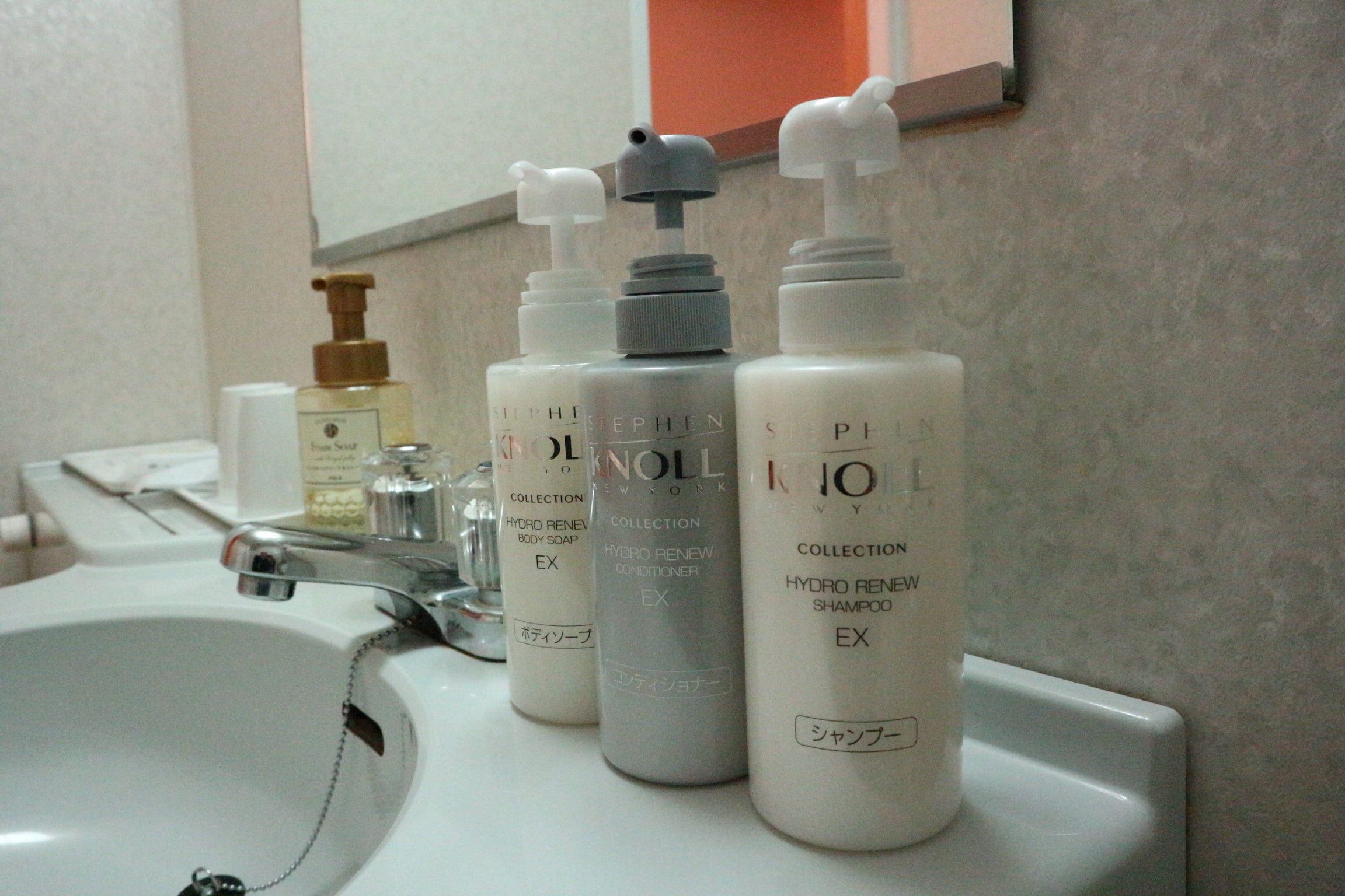 Twin room shampoos