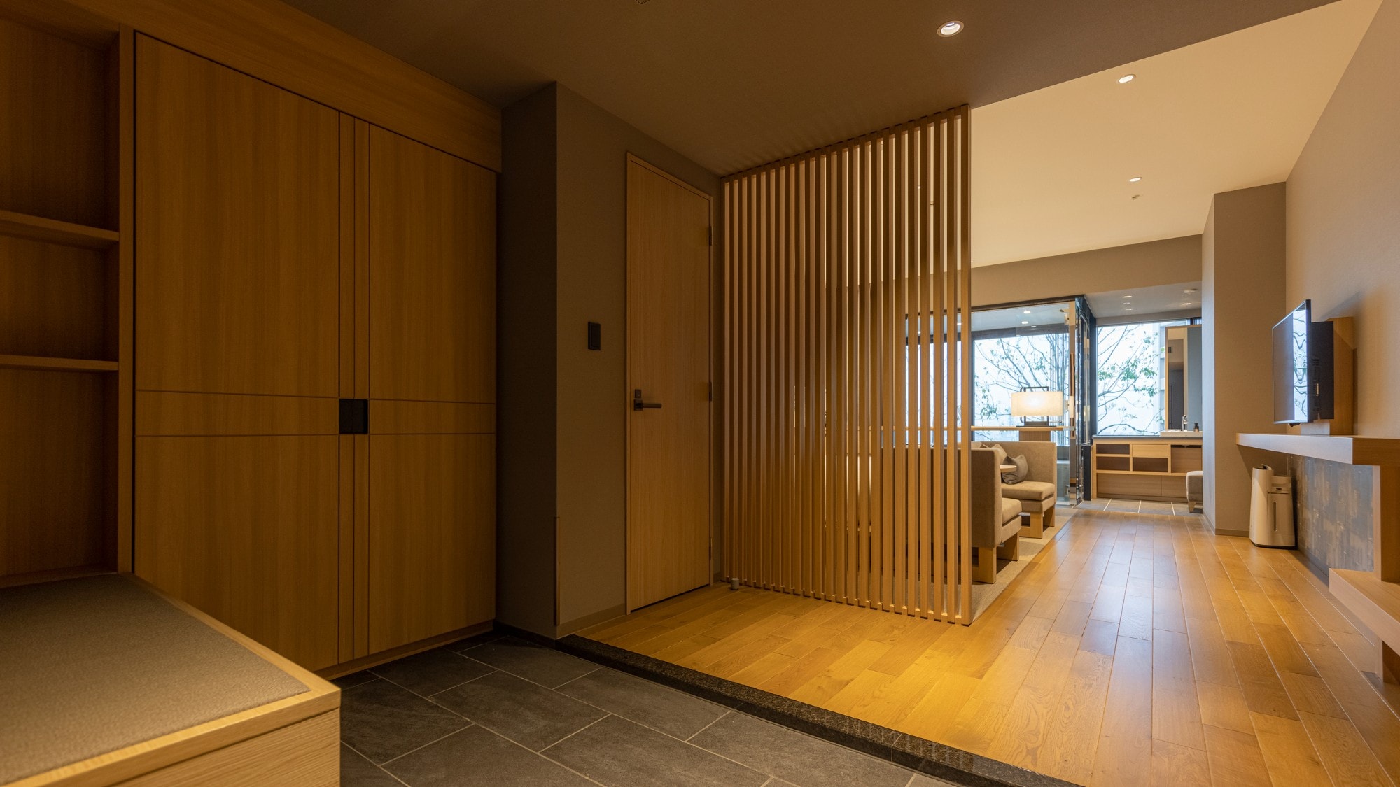 [Premium Twin] A large closet is available at the room entrance.