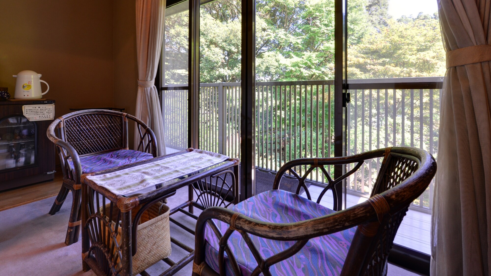 * Japanese-style room (example of guest room) / Sit down by the window and immerse yourself in your travels.
