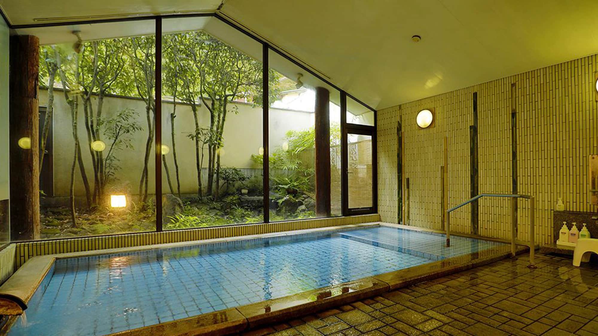 [Women's large bath - Seikei no Yu] Gentle light pours in through the window.
