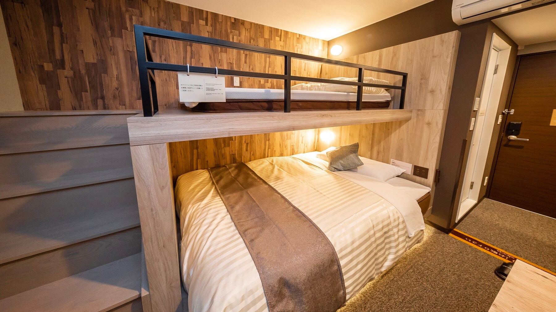 This room has a 150cm wide bed and a loft bed.