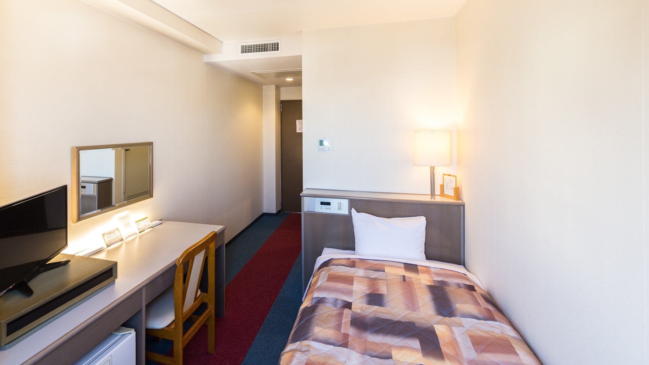 [Single room] The room is equipped with a working desk.