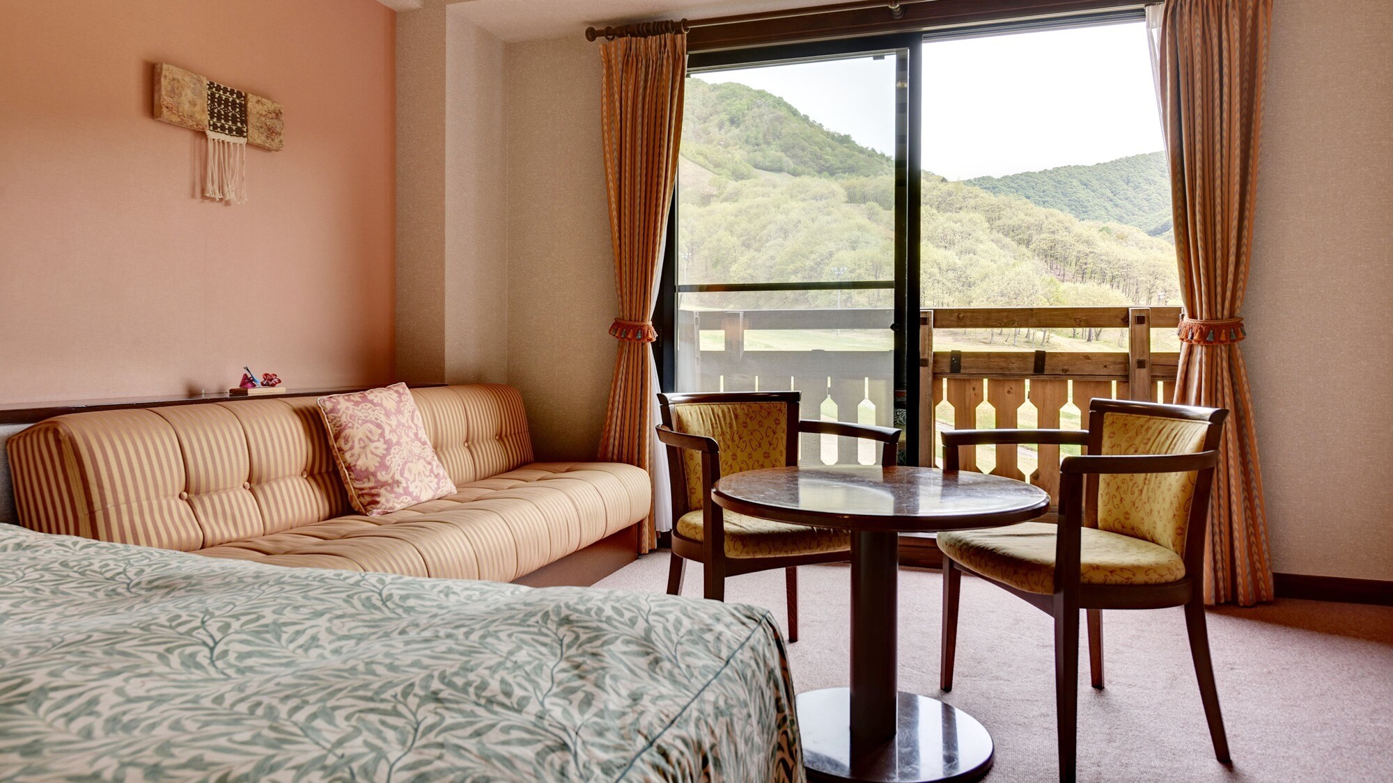 * [Twin room] It is a room where you can enjoy the scenery of each season.