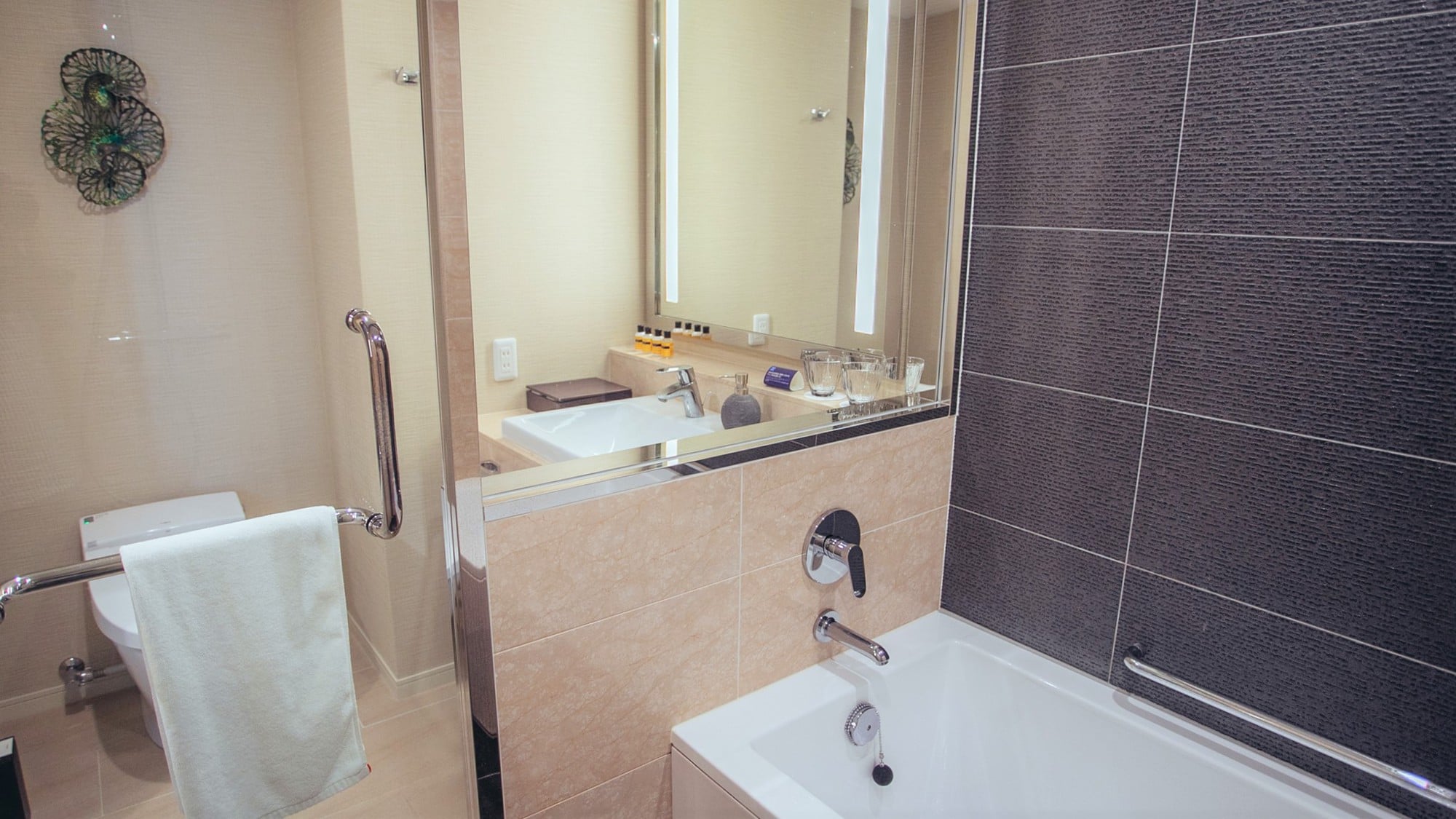 [Kamar Mandi Deluxe Twin] Kamar mandi yang terang, luas dan terbuka.