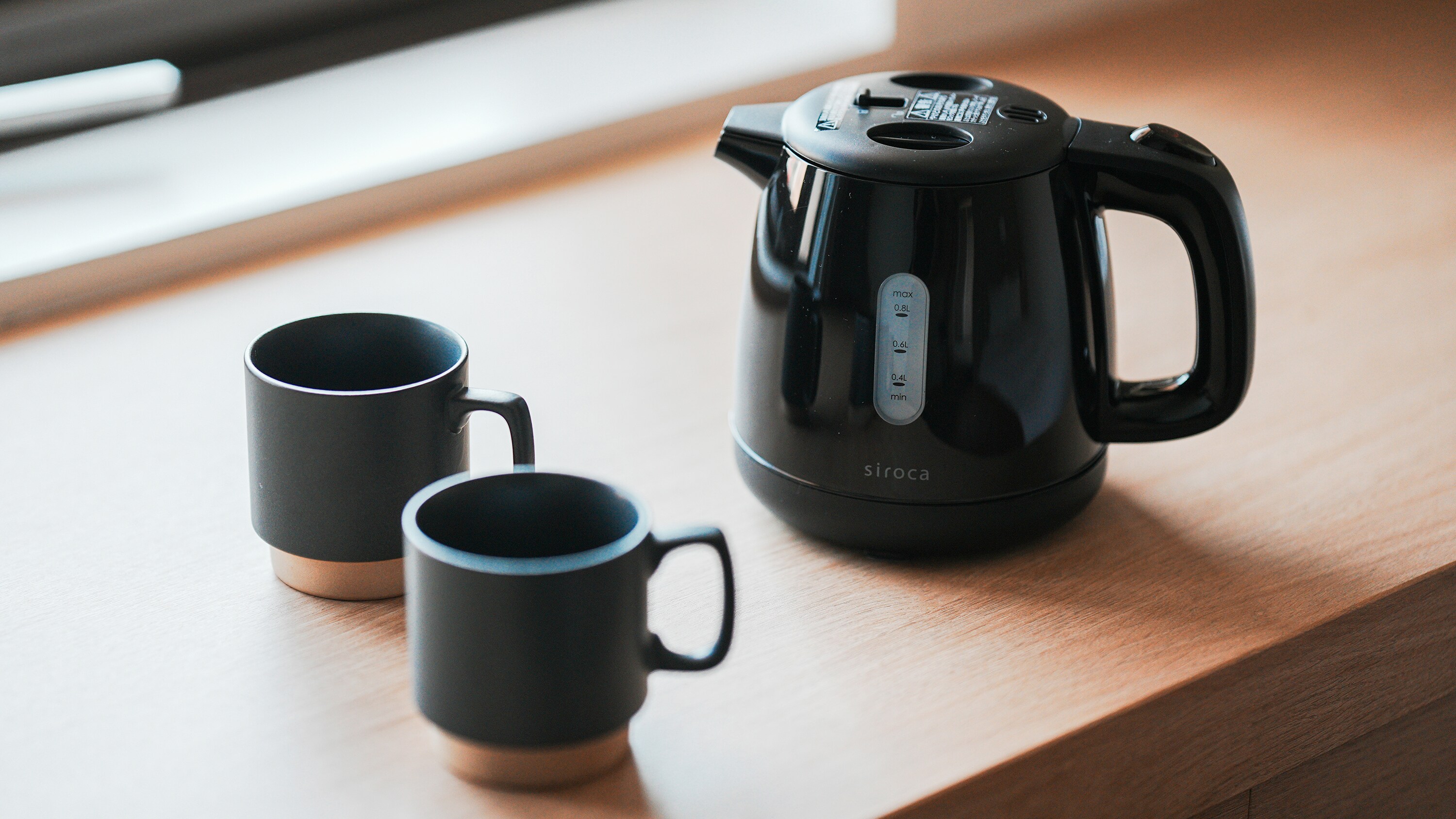 กาต้มน้ำไฟฟ้าและแก้วน้ำ (ของใช้ในห้อง)