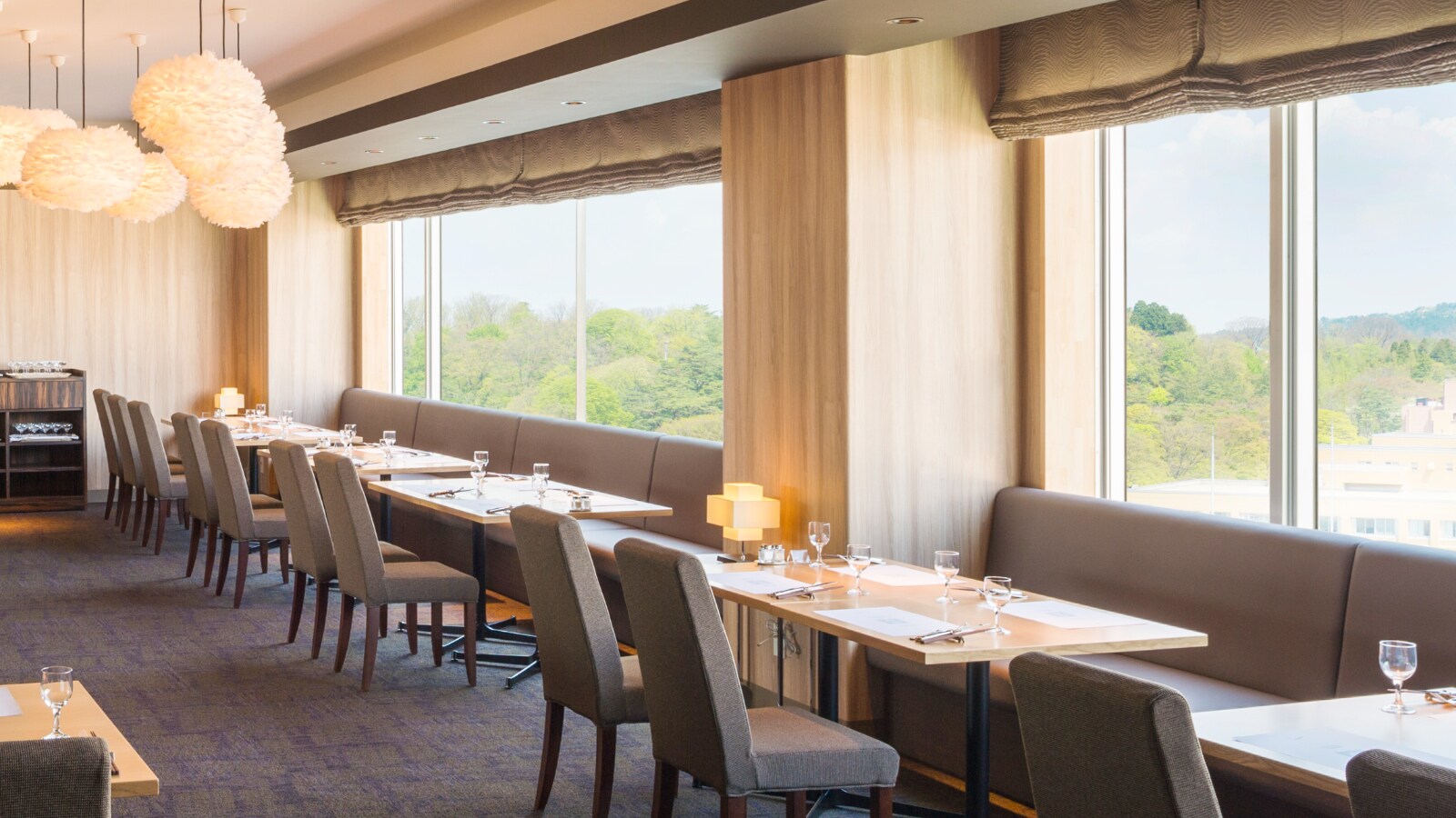 [12F Restaurant Sky Cherry Blossoms] The sun shines through the wide windows.