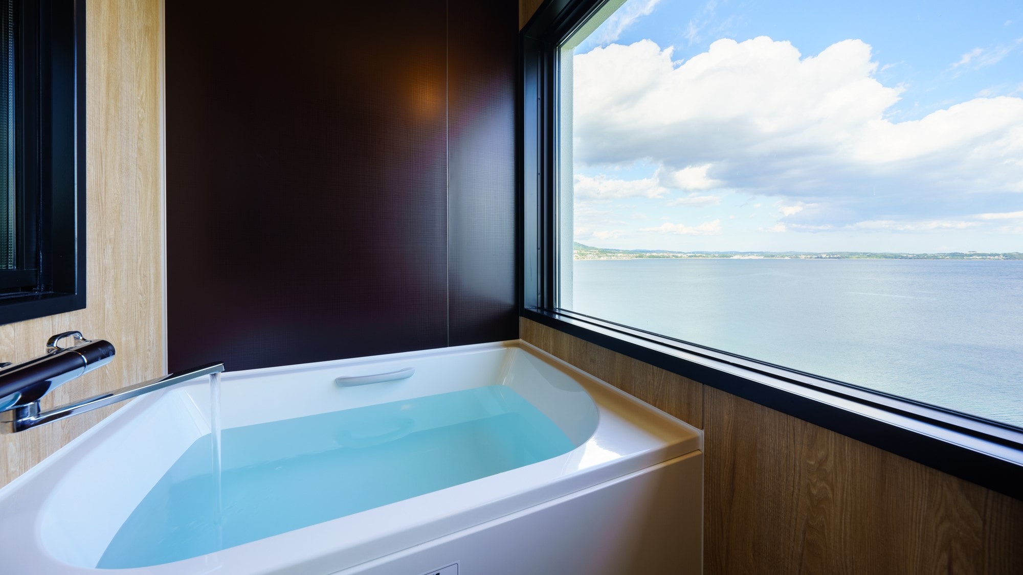 <Guest room separate bath on the sea side> Executive twin bathroom overlooking the sea