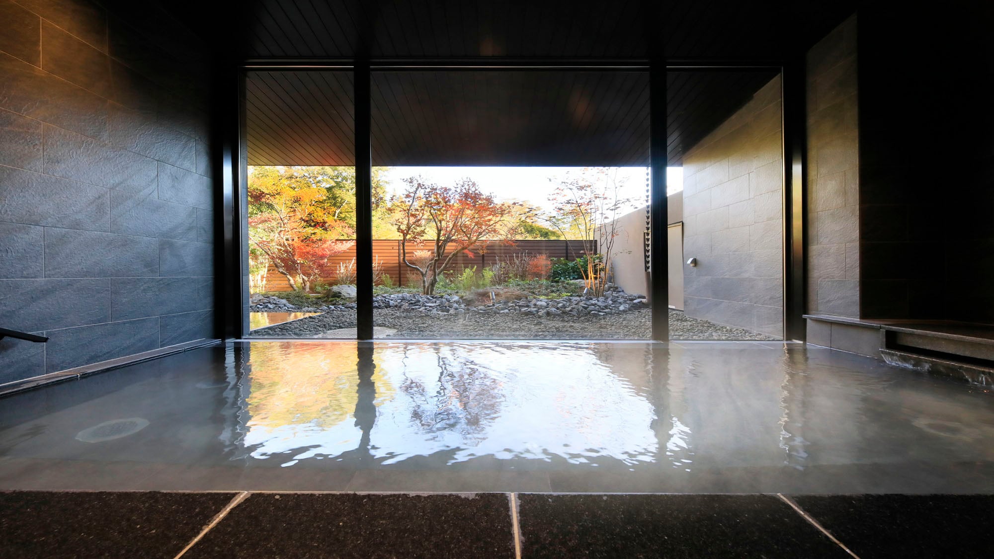 [ห้องอาบน้ำสาธารณะขนาดใหญ่] เวลาผ่อนคลายขณะแช่ตัวในอ่างอาบน้ำ