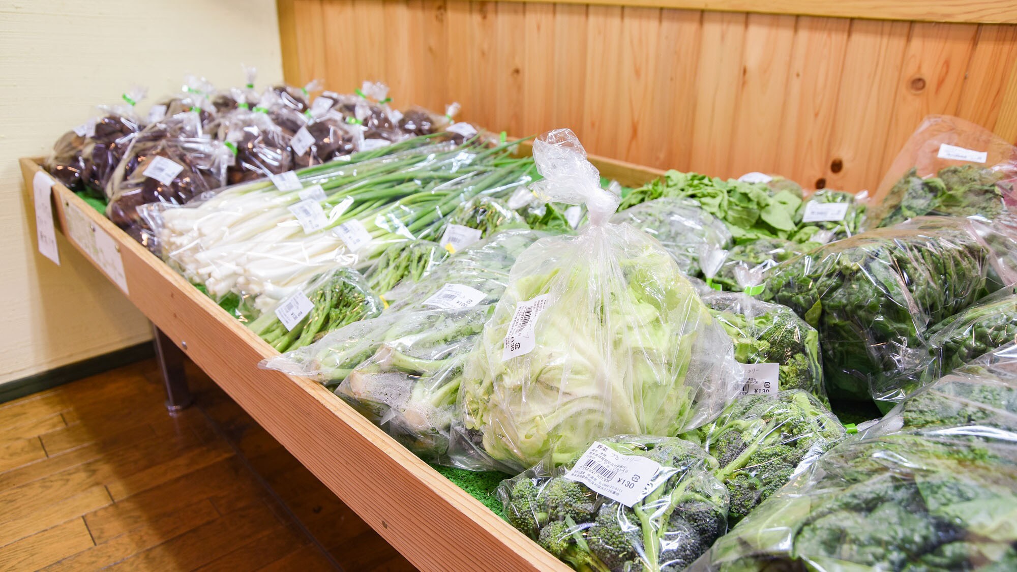 * [Souvenir shop] We have seasonal vegetables.