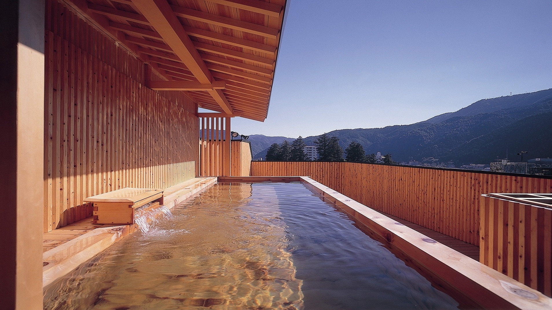 ▲ Open-air cypress bath with a view