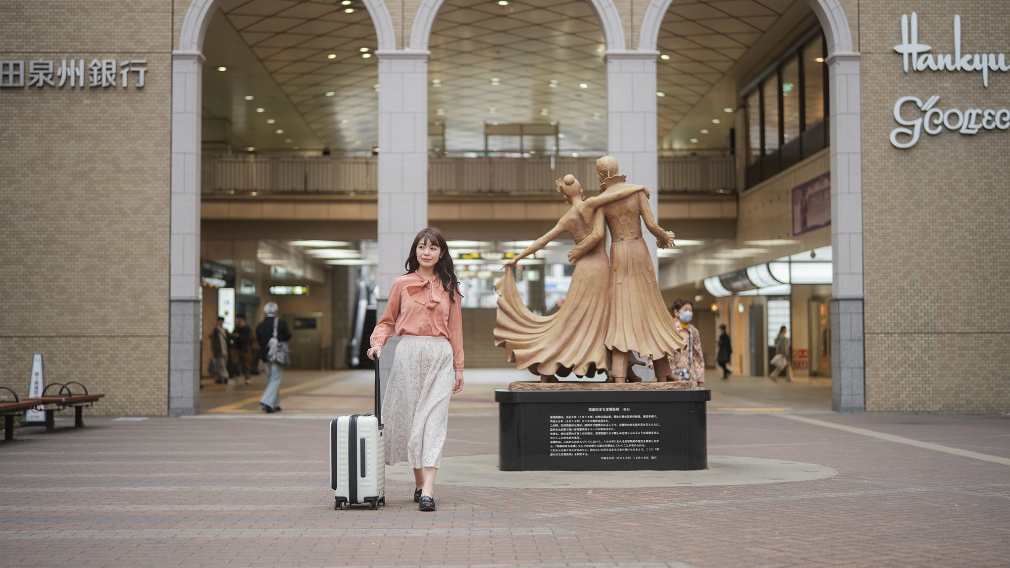ตั้งอยู่ติดกับสถานีรถไฟ Hankyu และ JR Takarazuka! เดินทางสะดวก เหมาะสำหรับนักธุรกิจ นักท่องเที่ยว และผู้ที่ชื่นชอบการชมละครเวที