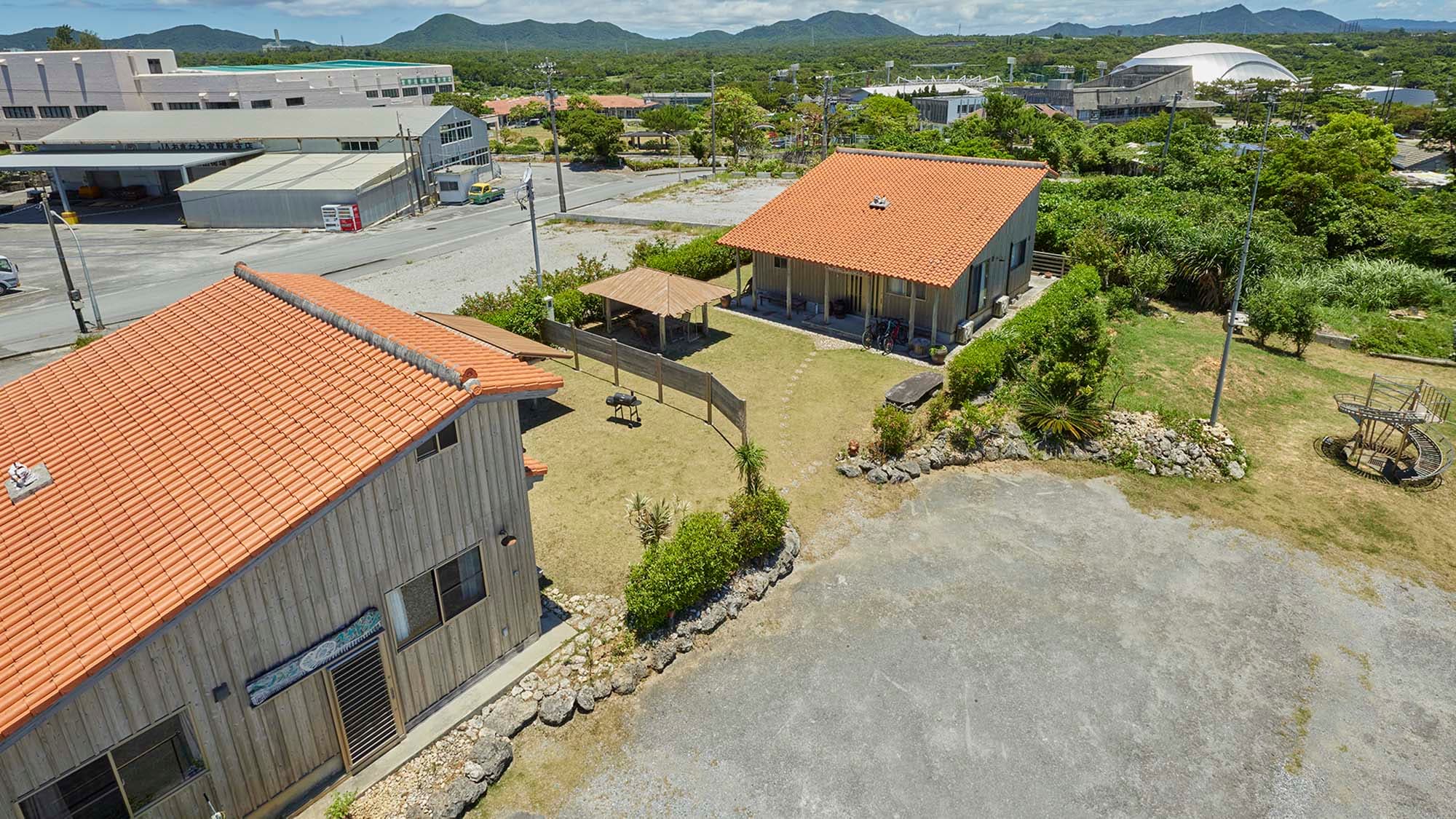 ・[Appearance] A pension with an Okinawa-themed wooden building with red tiles for rent.