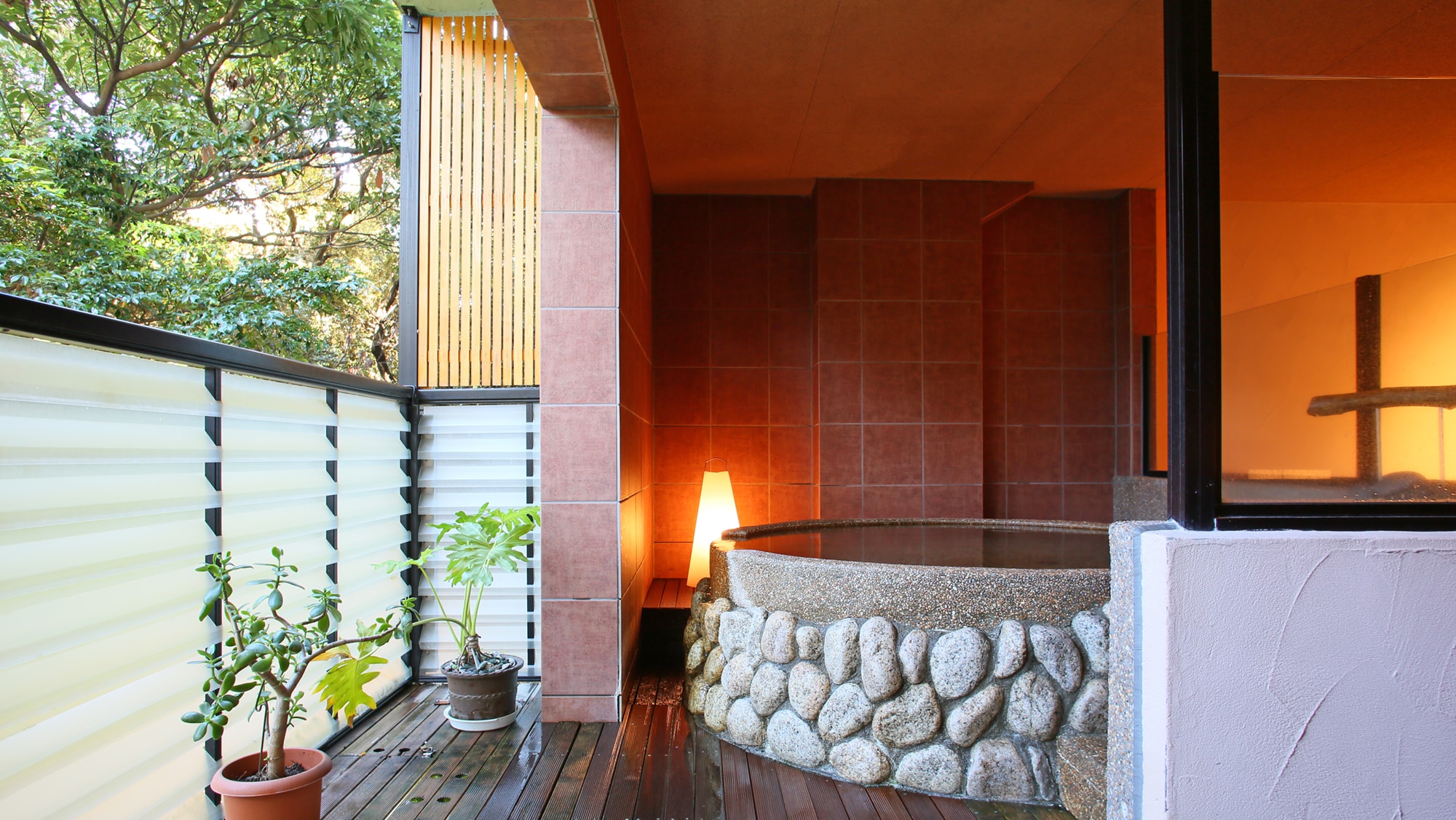 Phòng tắm ngoài trời riêng tư với nước suối nóng tự nhiên dọc theo dòng suối trên núi (50 phút/1.890 yên)