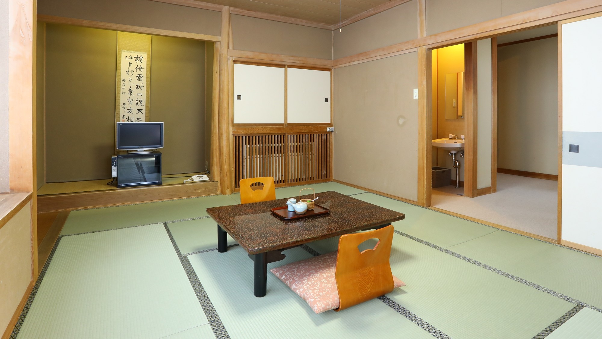 ◇10 tatami Japanese-style room "Nakamachi" front room. A front room with a sofa for lively conversation.