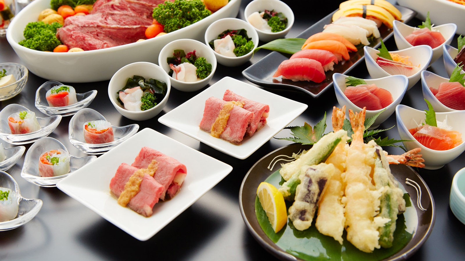 Sekitar 50 jenis prasmanan premium. Sushi sepuasnya, tempura, makanan penutup, dll. Minuman ringan sepuasnya