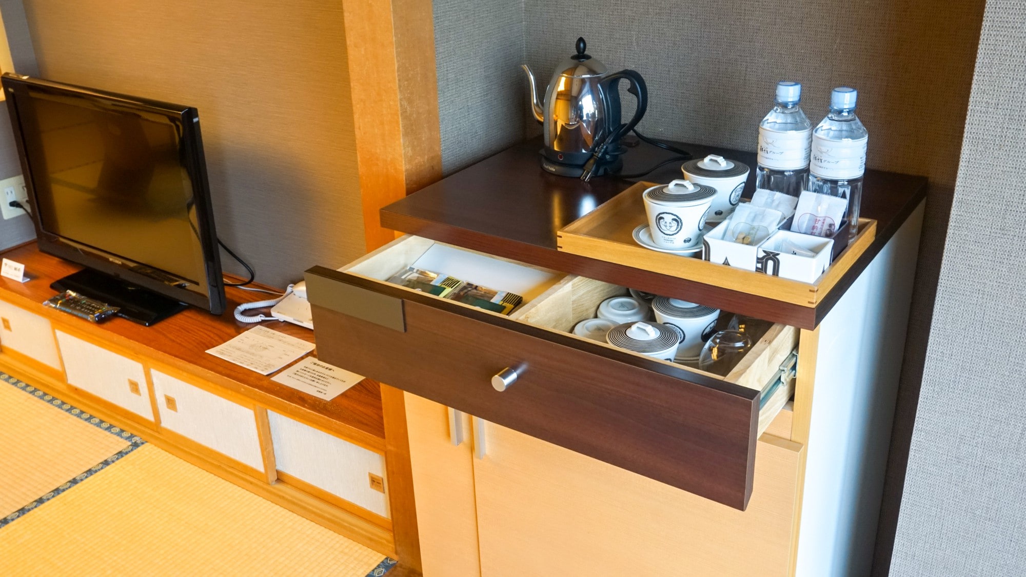 [Wings Building] Japanese-style room/Equipped with pots and glasses (image)