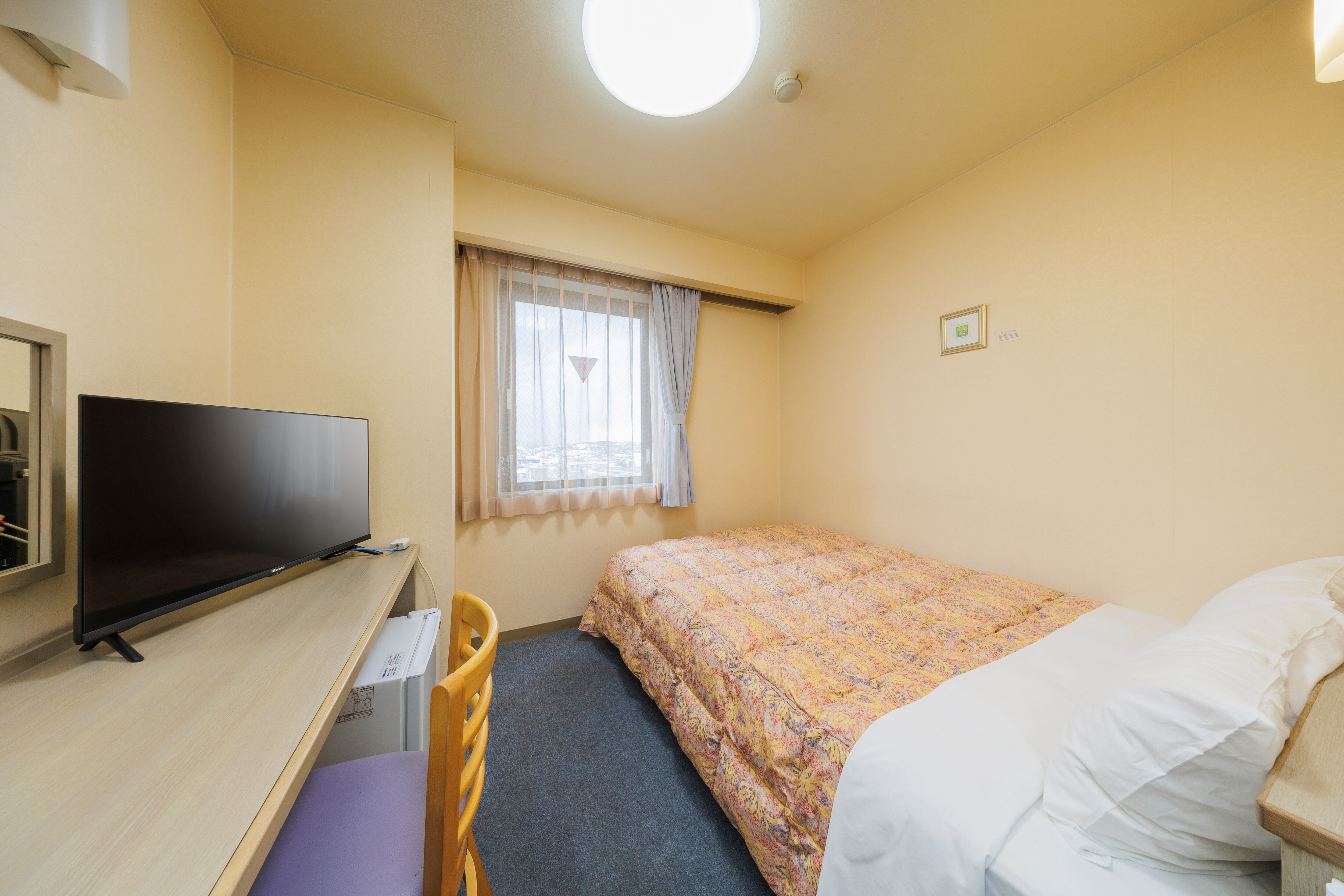 双人房 ◆ 面积：13平方米 ◆ 床宽：140厘米