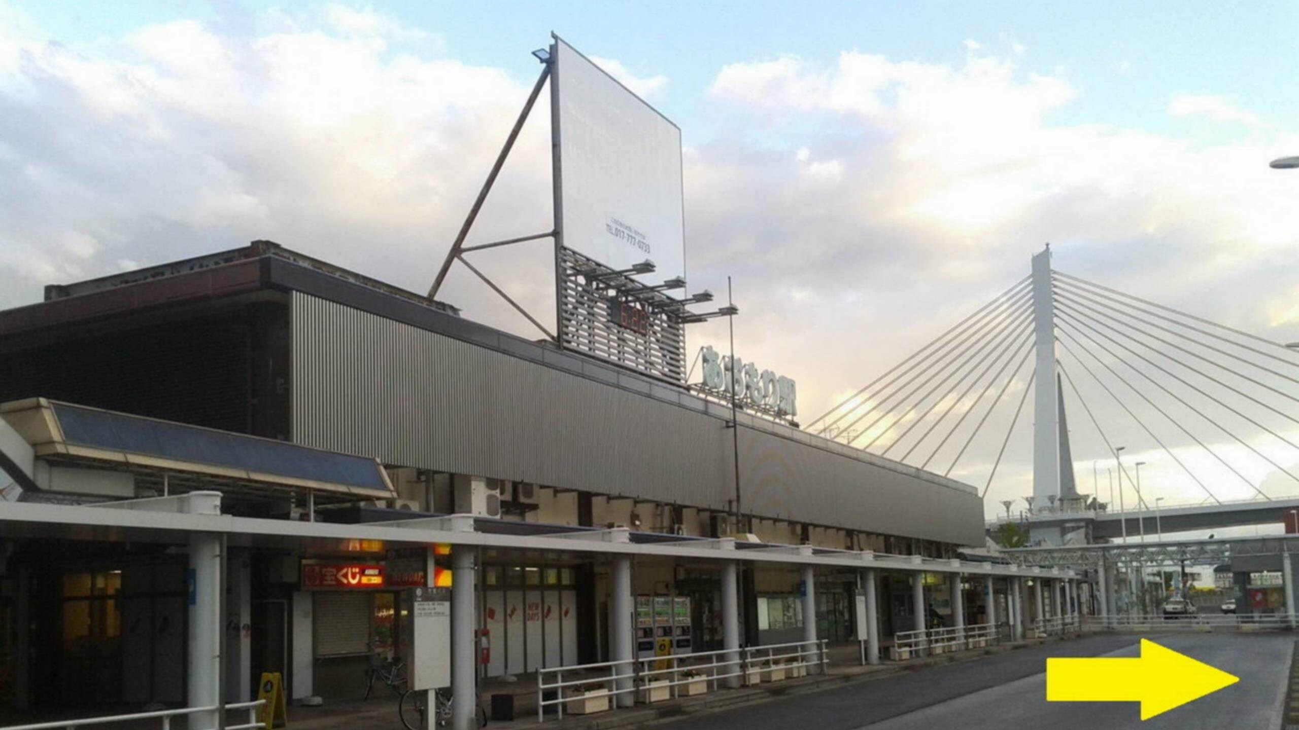 青森駅東口です。