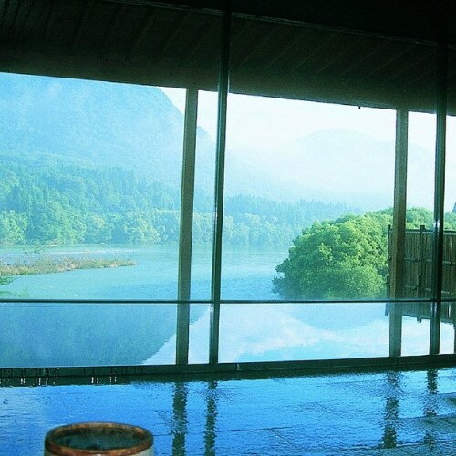 This is the large public bath. Please enjoy the view of the gently flowing river and the hot springs.
