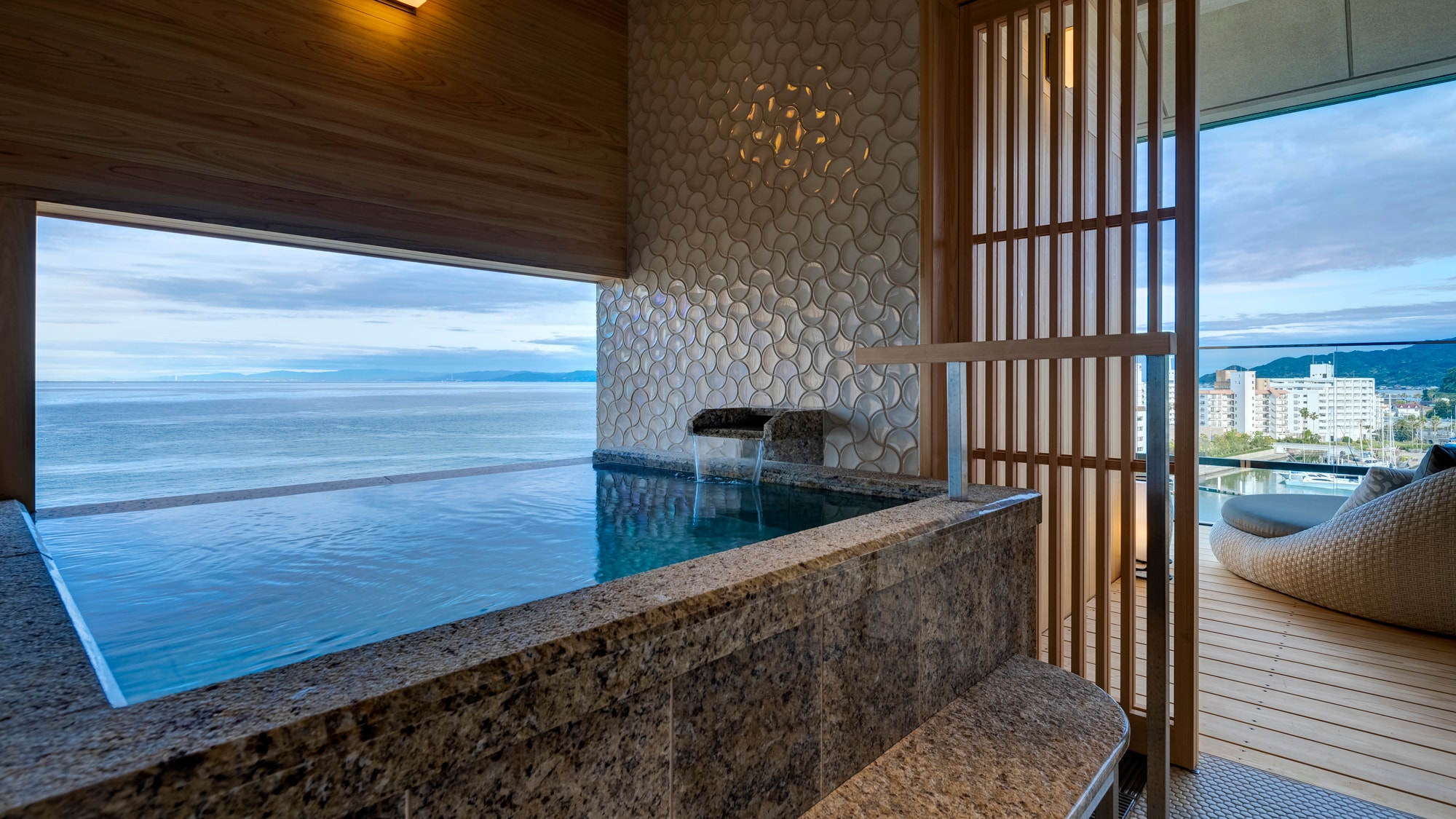 [Kamar tamu khusus lantai nyaman 621 dengan pemandian terbuka pribadi] Nikmati pemandian air panas yang terkenal, Sumoto Onsen, di pemandian terbuka yang menghadap ke laut