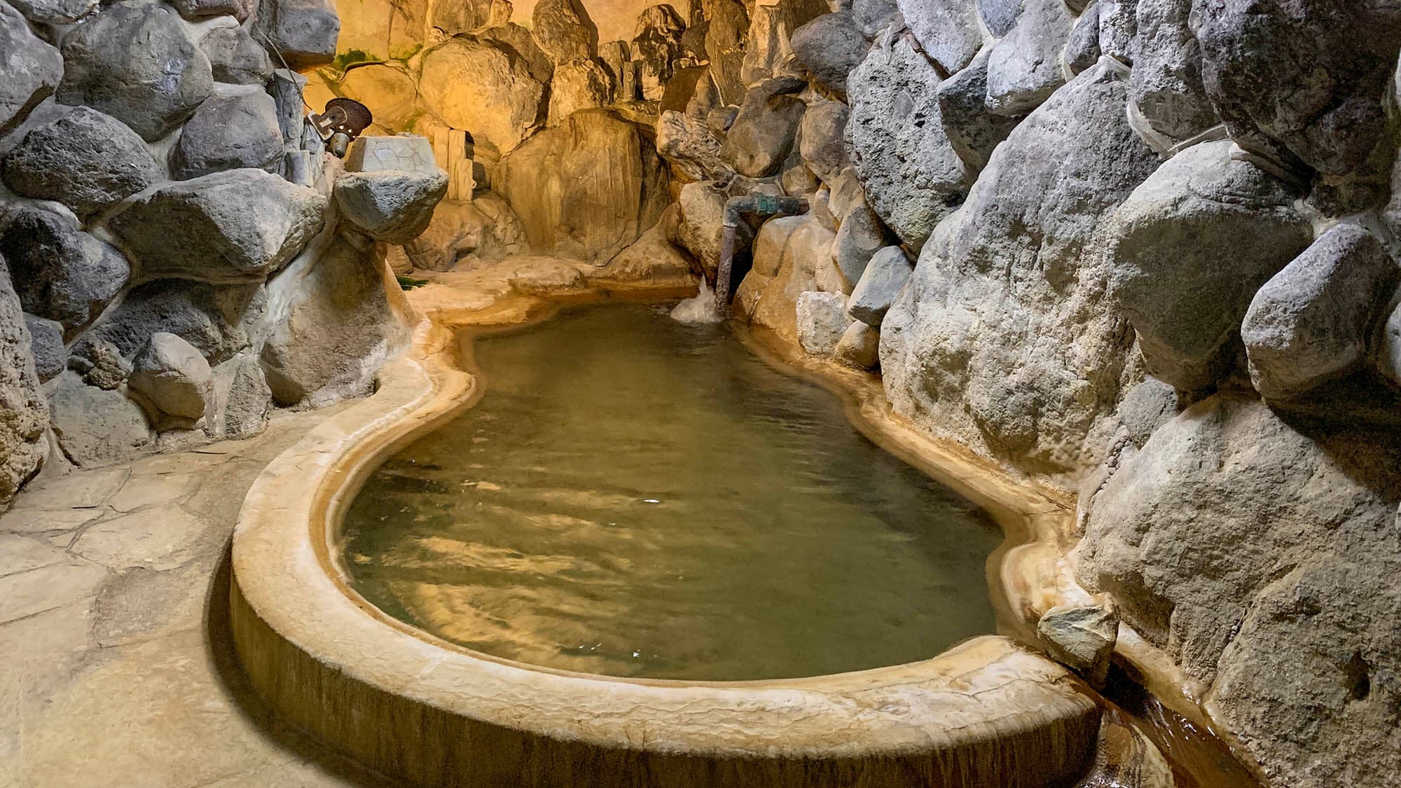 [Rock bath] Lakukan pemanasan dari inti tubuh Anda dengan air panas yang mengalir langsung dari sumbernya