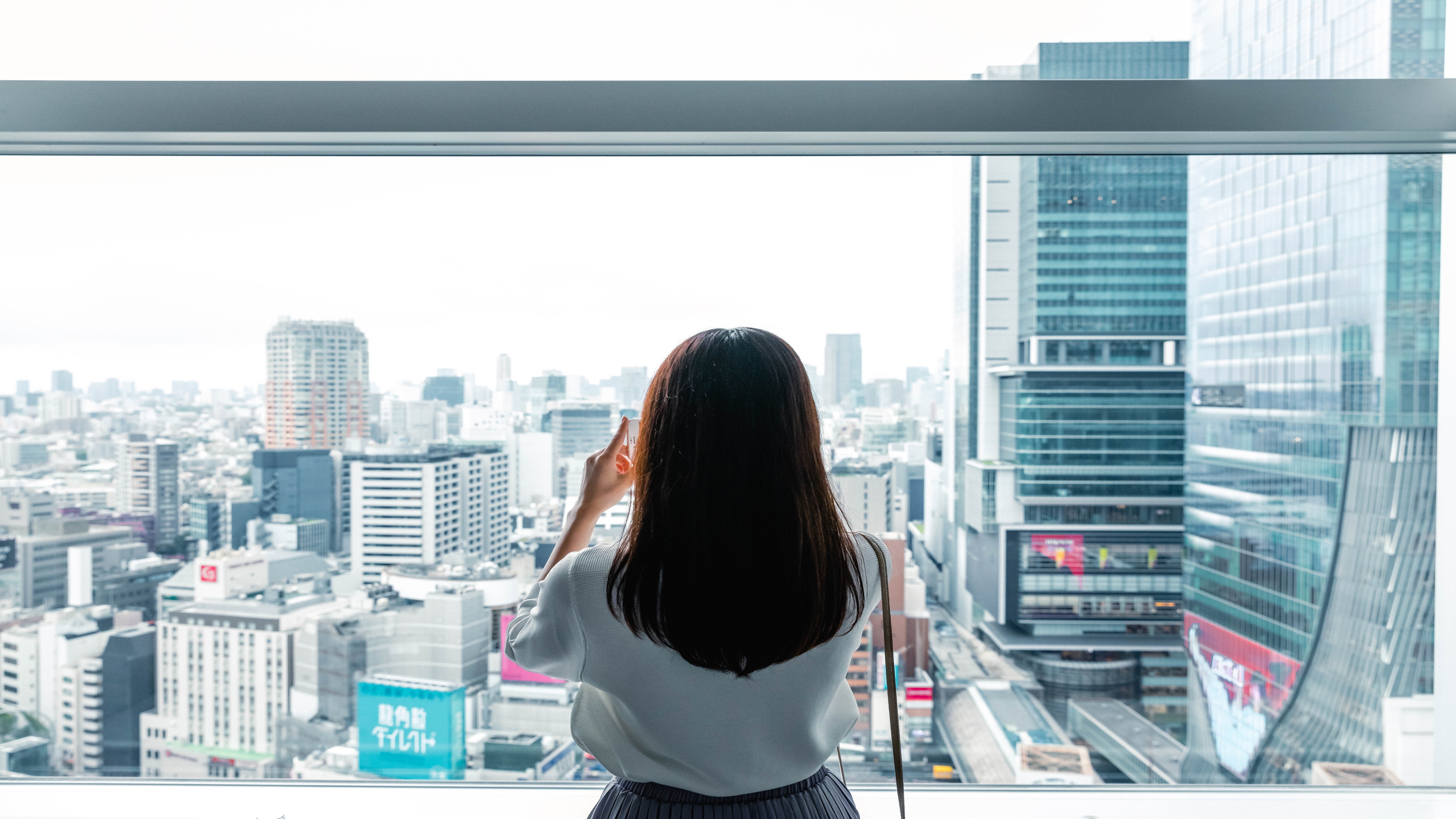 Melihat ke arah Stasiun Shibuya dari aula lift