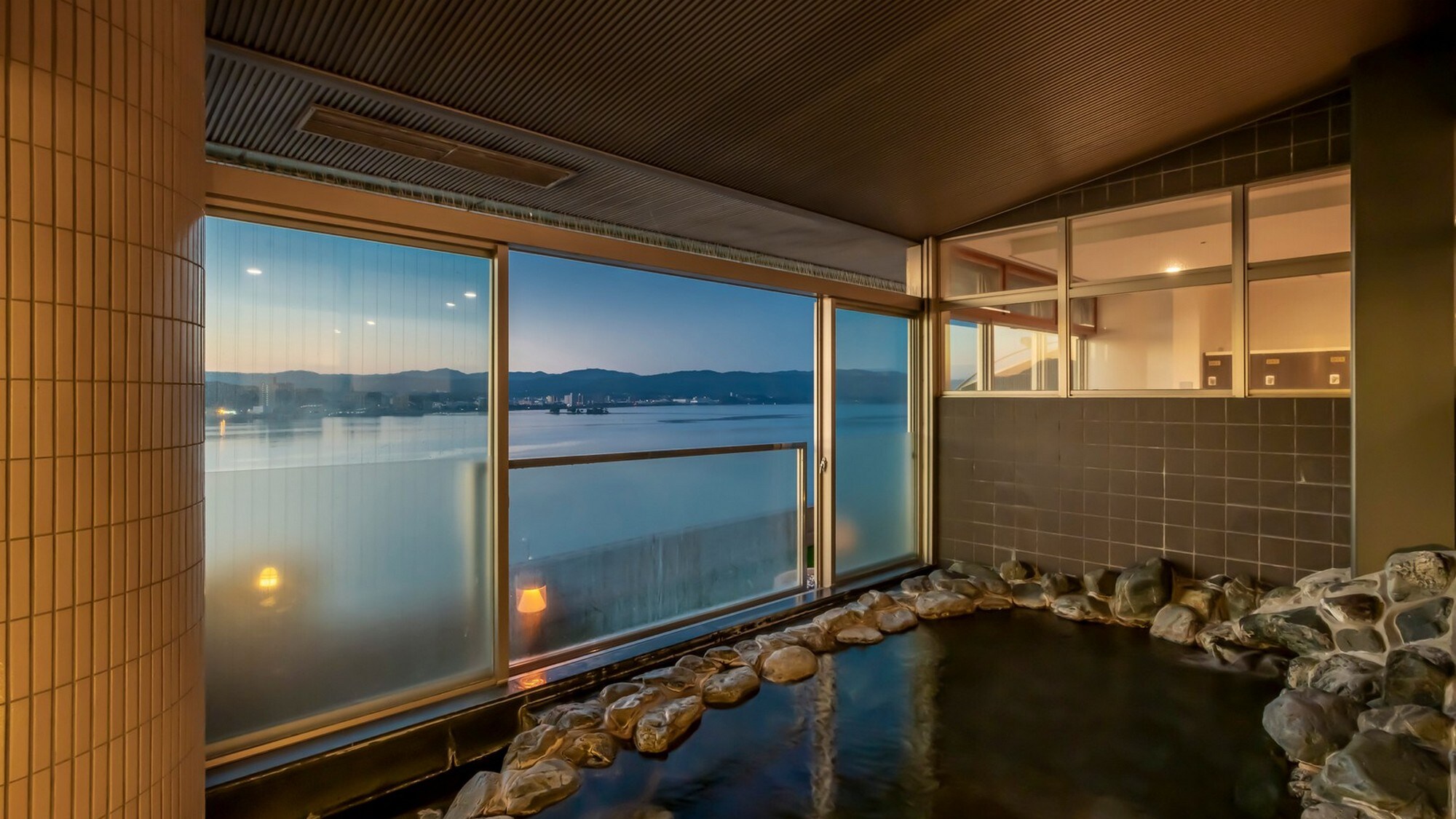 Semi-open-air bath with a roof. Enjoy Lake Shinji and the elegant rock bath in front of you.
