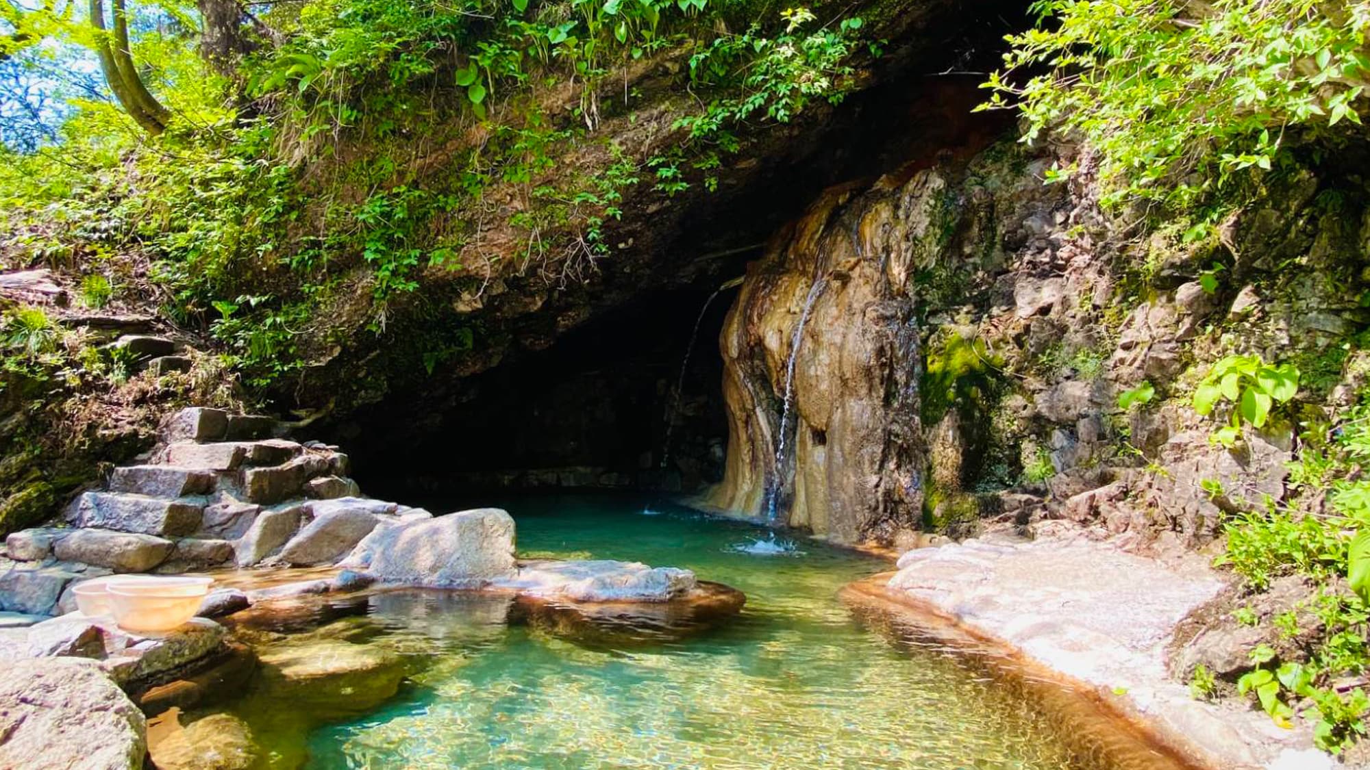 【天然洞窟露天風呂】天然の洞窟(岩肌)から温泉が湧き出る野天風呂です(12月から4月まで閉鎖)
