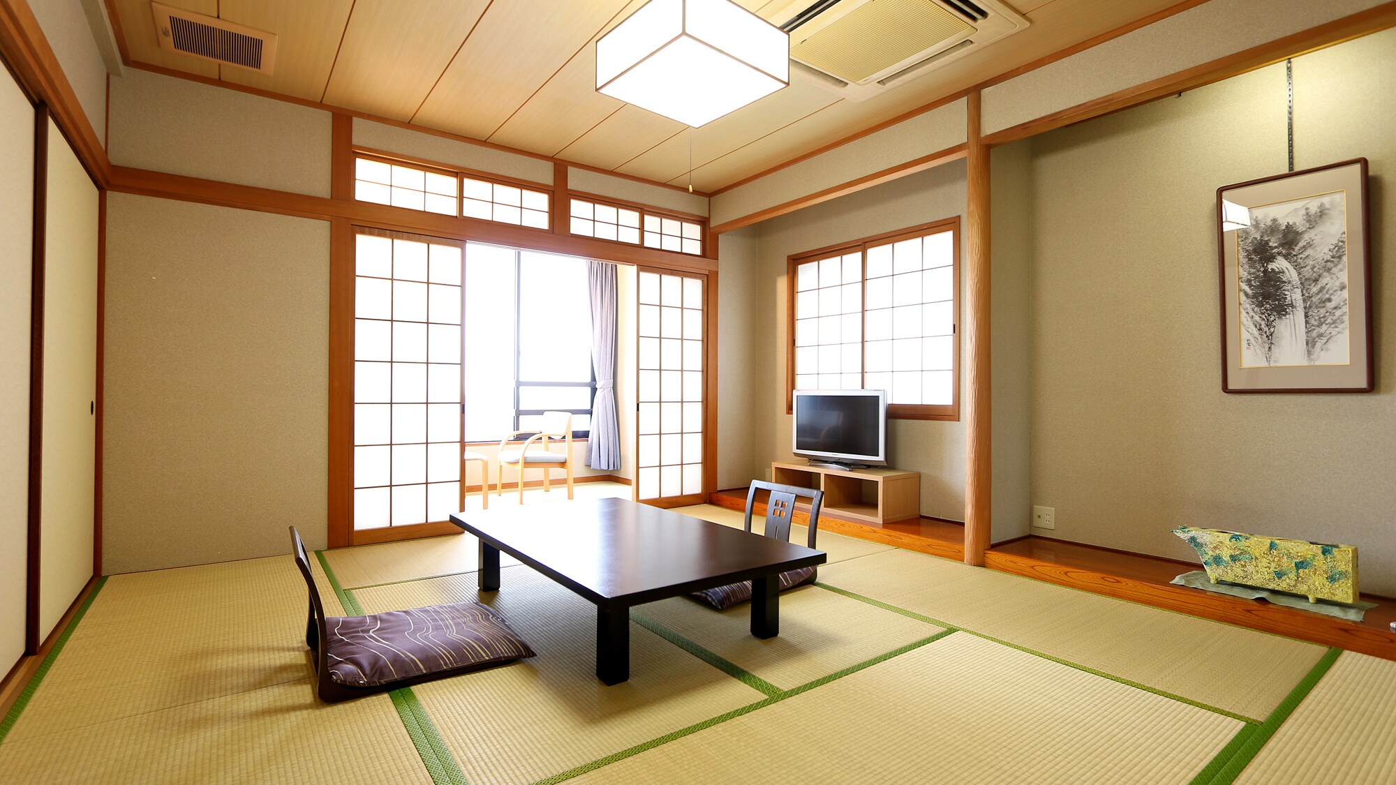 Japanese-style room in the main building, please relax in a calm atmosphere ♪