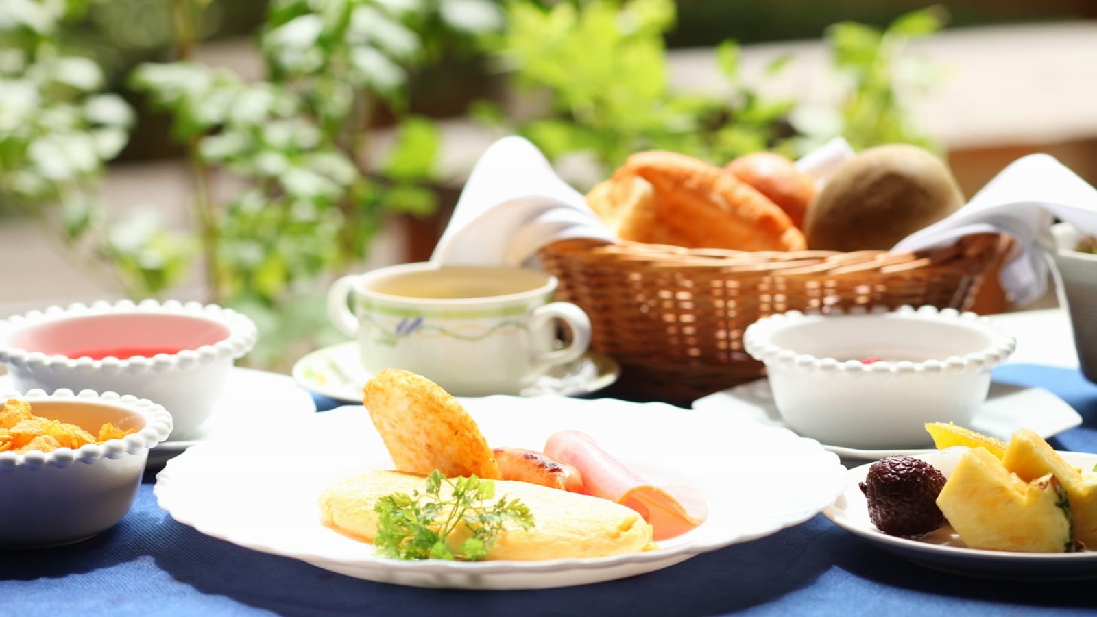 [Contoh sarapan] Omelet empuk dan roti panas sangat populer Setengah prasmanan adalah berbagai jus, sereal, buah-buahan