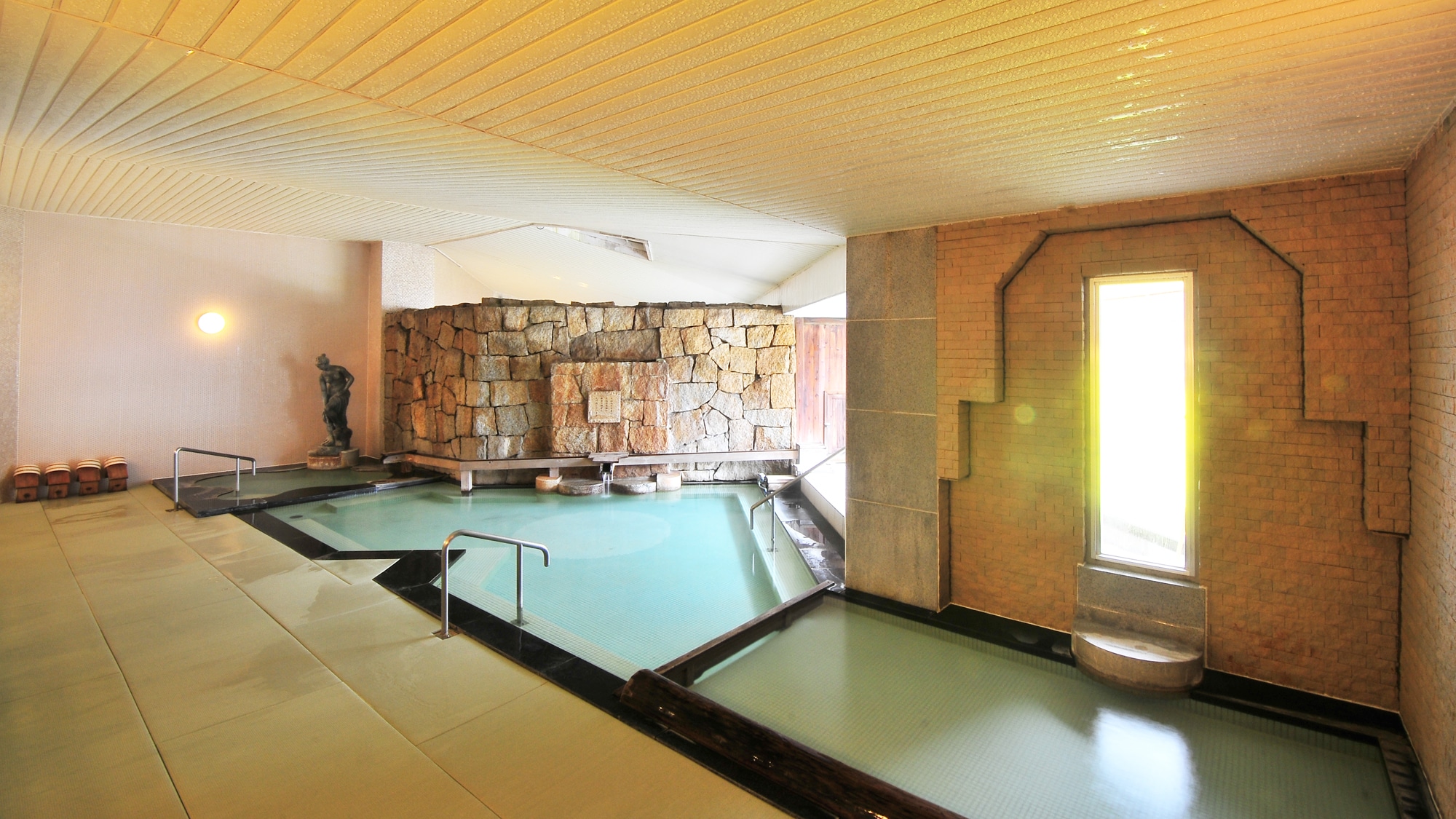 The large communal bath "Takinoyu" for men and women has tatami mats for washing.
