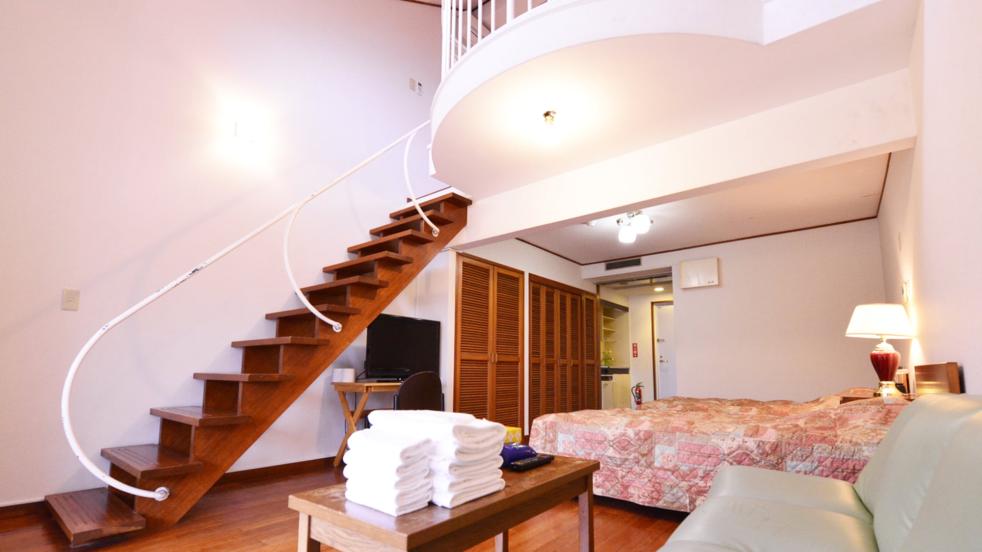 *Maisonette A (example of a guest room)/When you go up to the loft, sunlight pours in through the triangular roof window.