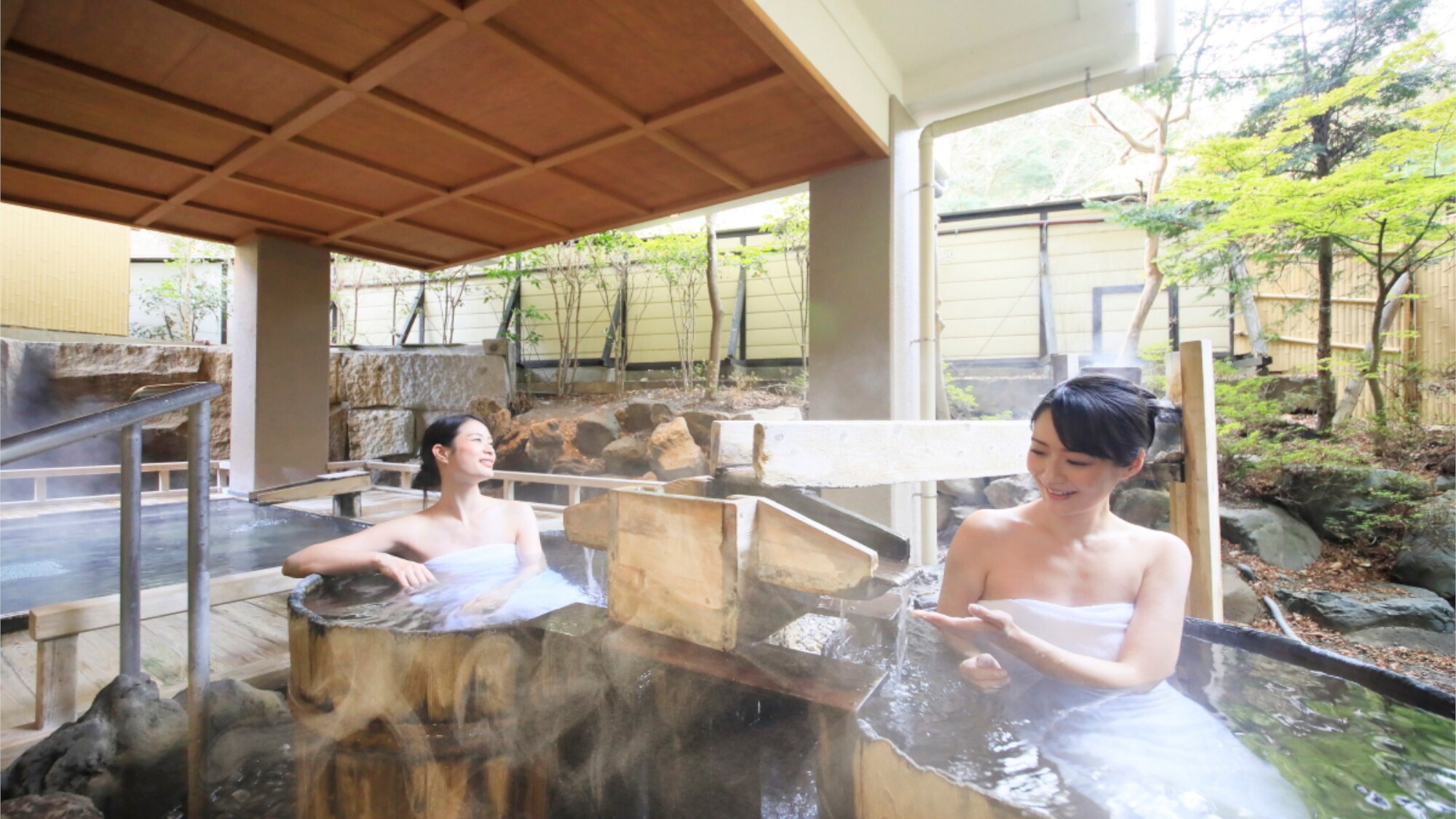 Muro no Yu là phòng tắm ngoài trời được thiết kế theo mô hình sân khấu kịch Noh. Bạn có thể tận hưởng nguồn nước suối nóng chảy tự nhiên từ bảy suối nước nóng dồi dào 24 giờ một ngày.