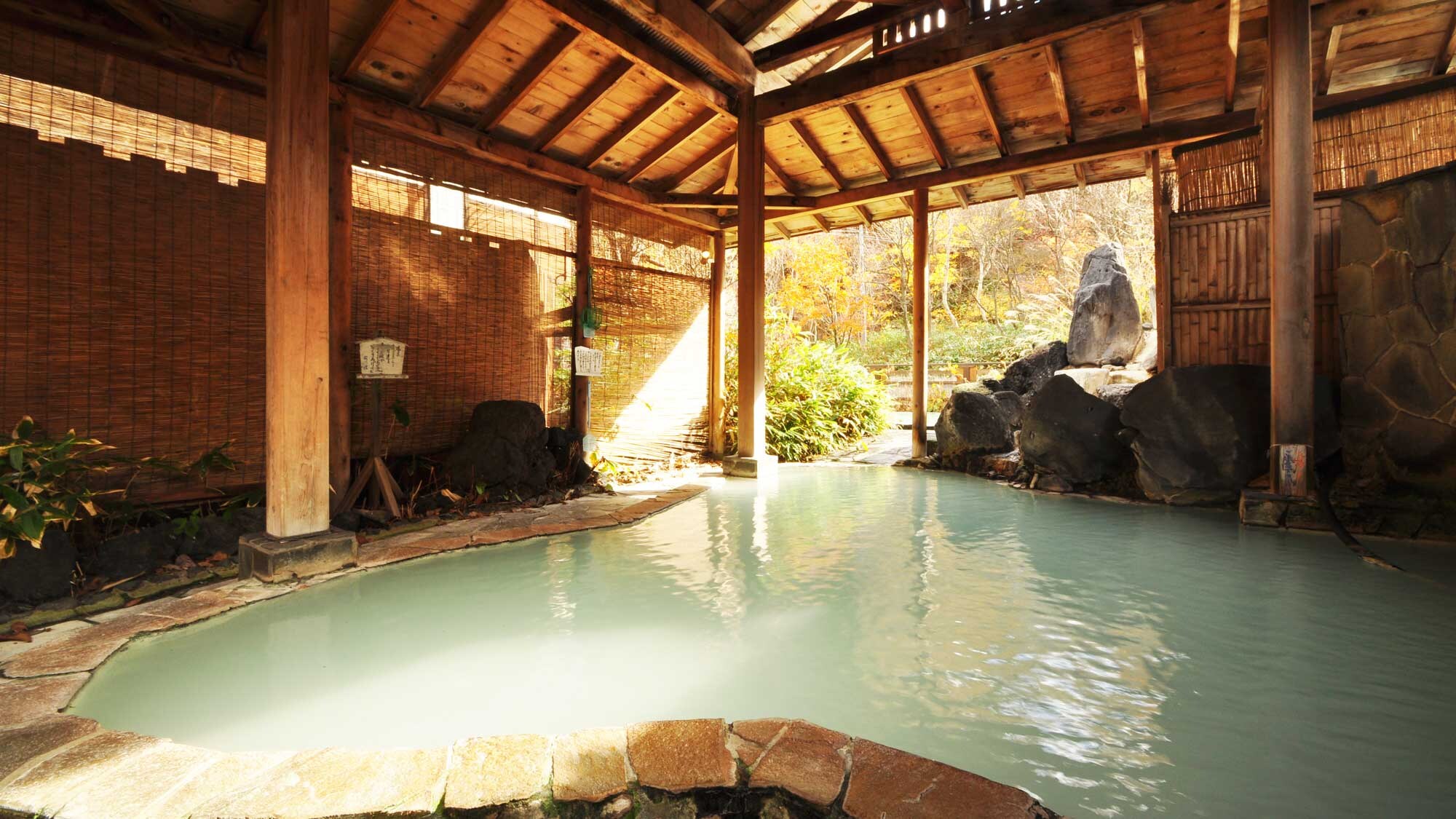 [Women's only open-air bath with roof] Milky white water with high sulfur content