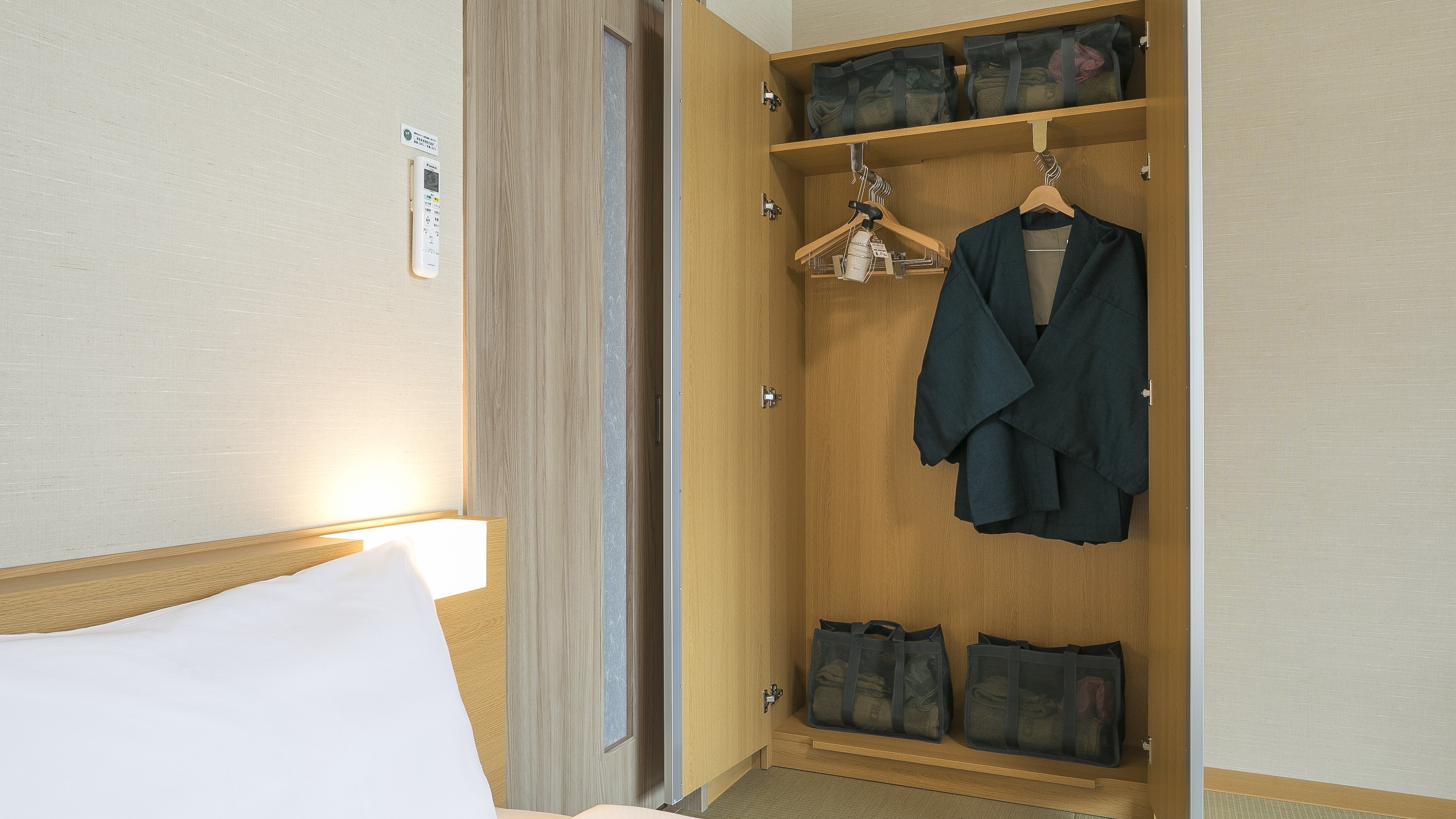 <Room facilities> An example of a closet (deluxe twin / executive twin)