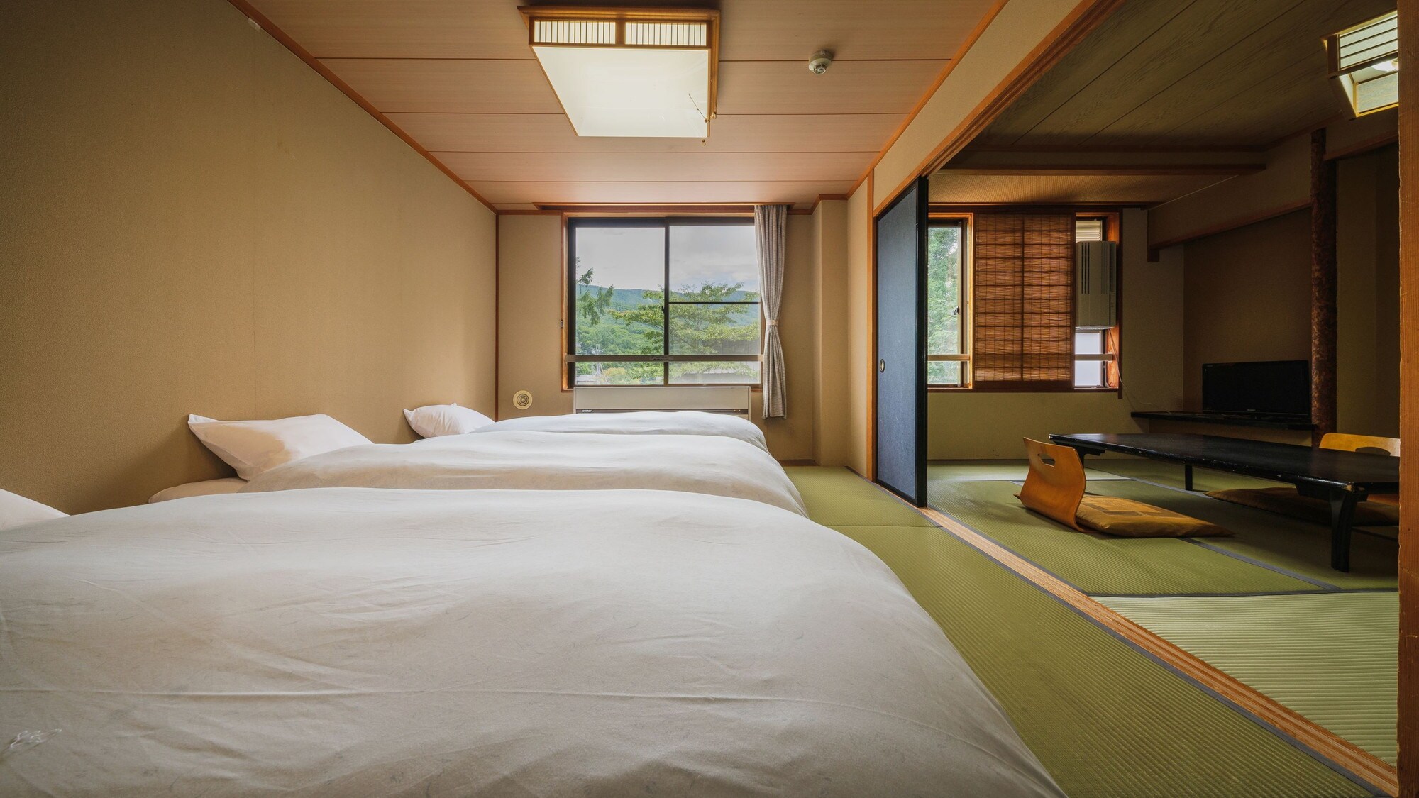 [Two Japanese-style rooms with triple beds] 42 m², 7.5 + 7.5 tatami mats, capacity 6 people] Slightly spacious and easy-to-use room