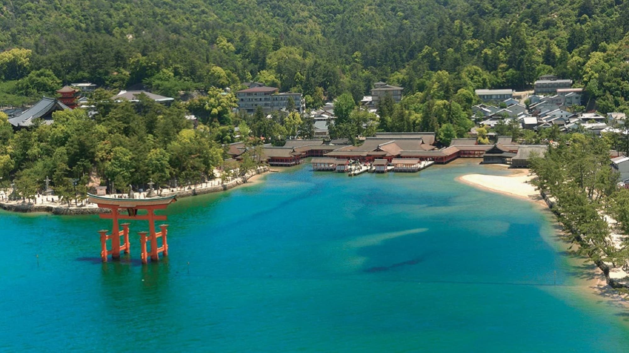 Miyajima Itsukushima Shrine (approximately 26 minutes by high-speed boat from the pier in front of the hotel!)