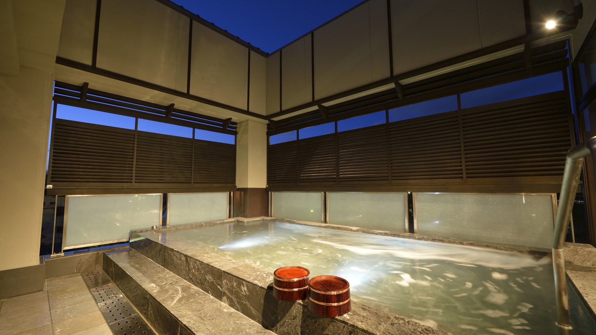 อ่างอาบน้ำกลางแจ้ง “ซาวาระบิโนะยุ” เพลิดเพลินกับพระอาทิตย์ขึ้นและทิวทัศน์โทนสีแดงเข้มของแม่น้ำอุจิและภูเขาในยามเย็น