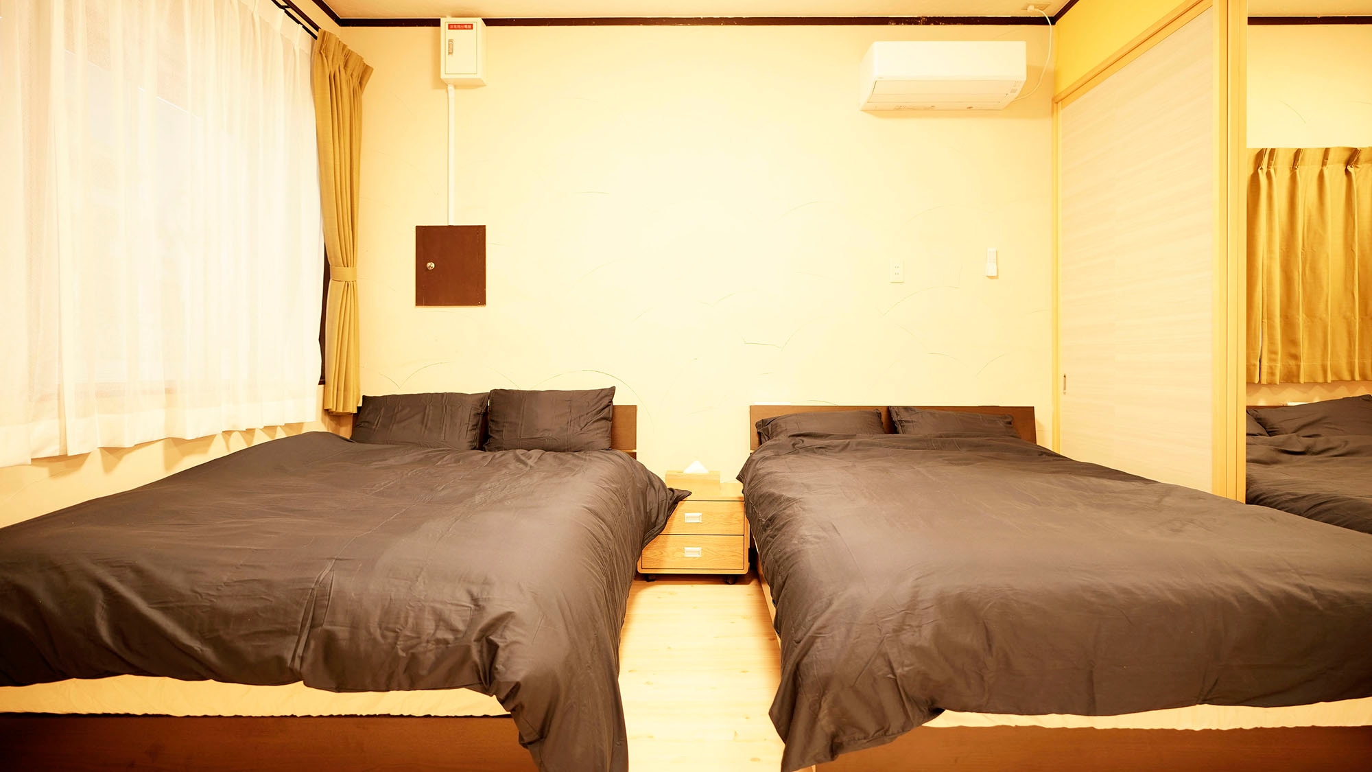 ・Room 101: Bedroom with two double beds