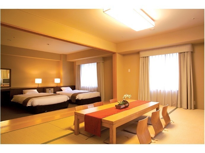 Japanese-Western style room 9 tatami mats + twin room
