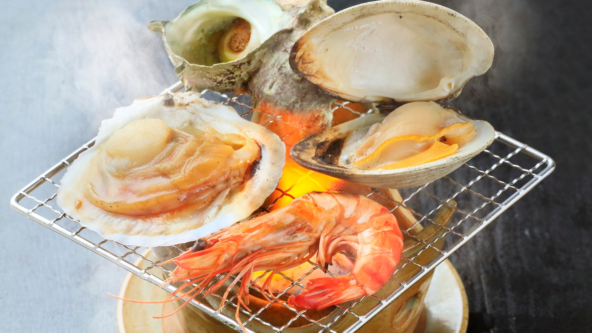 Freshly grilled right in front of you! That's why our delicious "Seafood Hamayaki" *One example