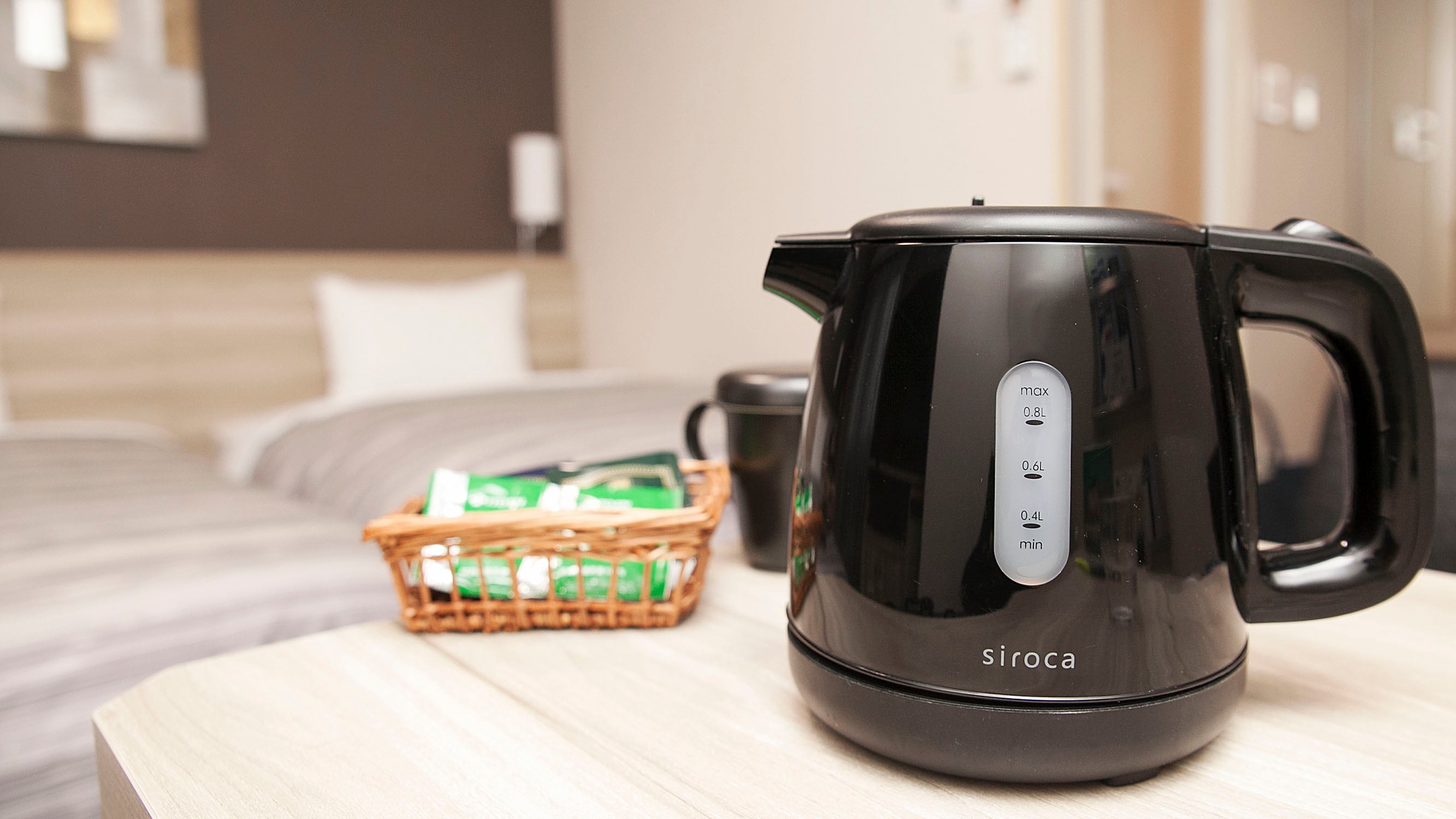 [Pot] Tea and black tea are available. Please relax in your room.