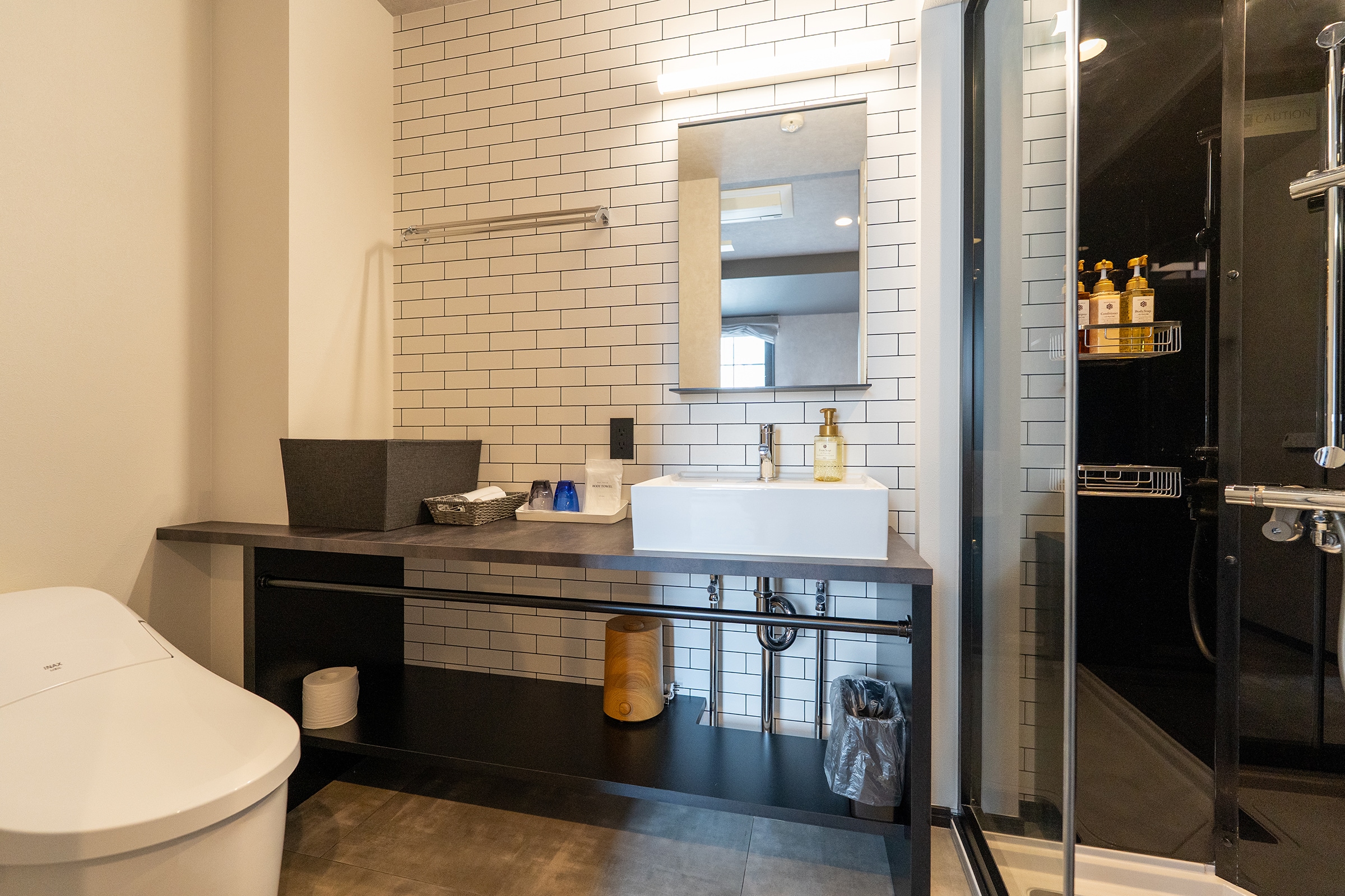 Bathroom and shower booth (twin)