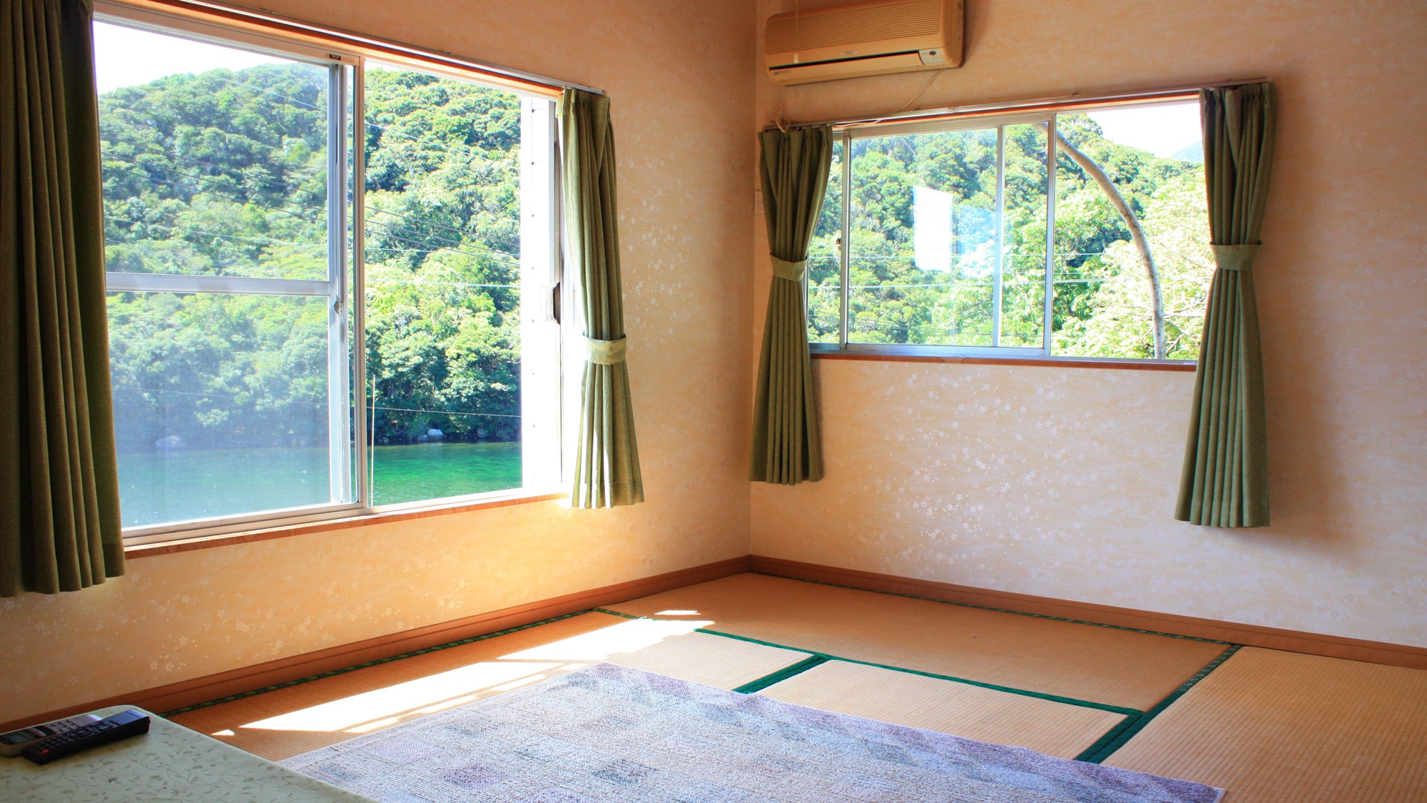 * [Example of a Japanese-style room] You can stretch your legs and relax here.