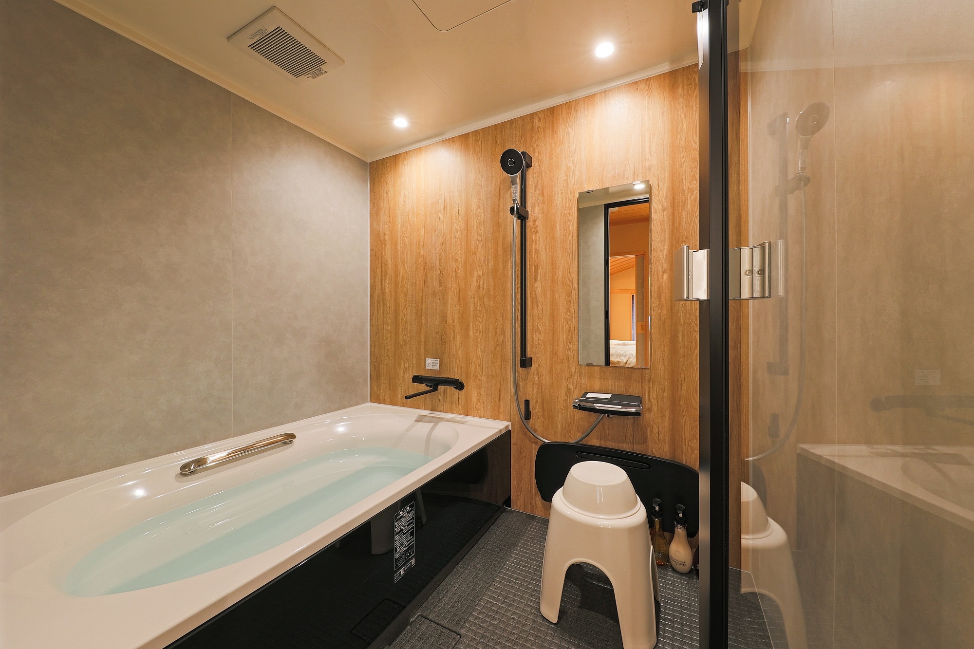 Twin bed modern Japanese style room: indoor bath