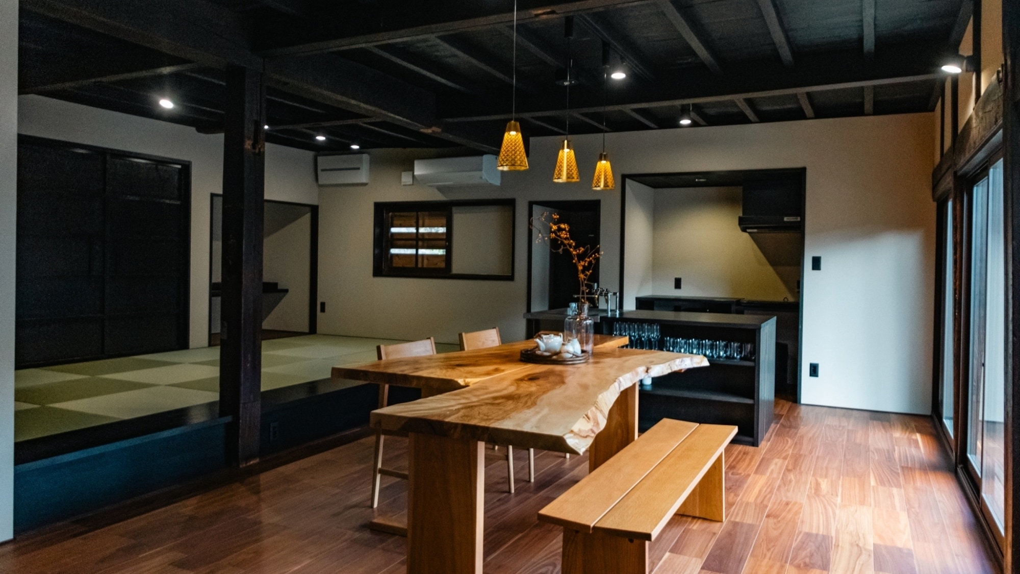 *[Living room] The warm wooden table creates a comfortable atmosphere.
